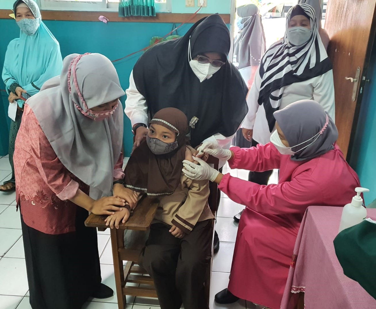 Vaksinasi Anak Usia 6 s/d 11 Tahun di MI Al Husna Kelurahan Paninggilan Utara