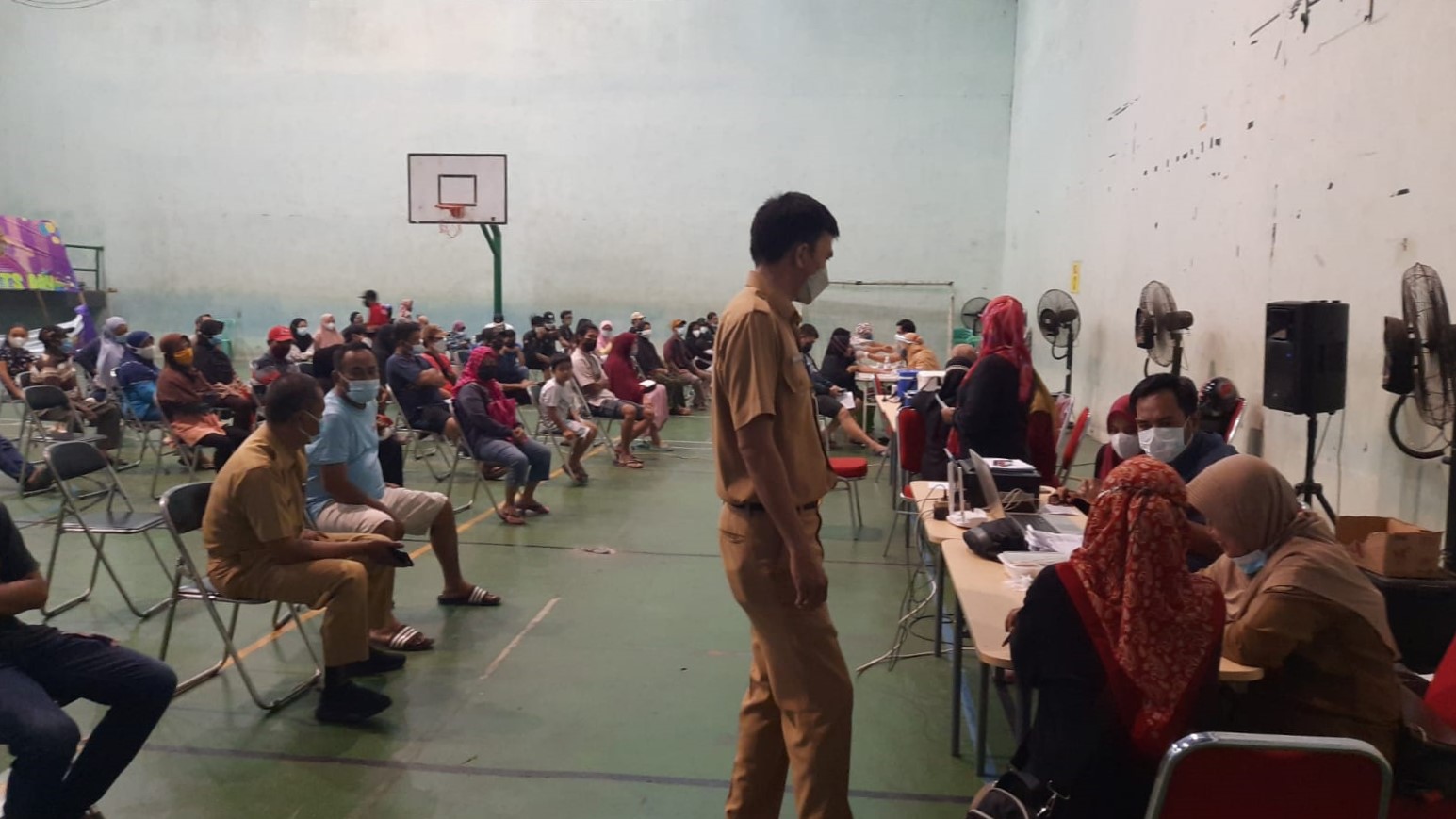 Vaksinasi Sasaran Usia 12 Tahun keatas bagi Warga Kelurahan Sudimara Jaya di GOR Ciledug