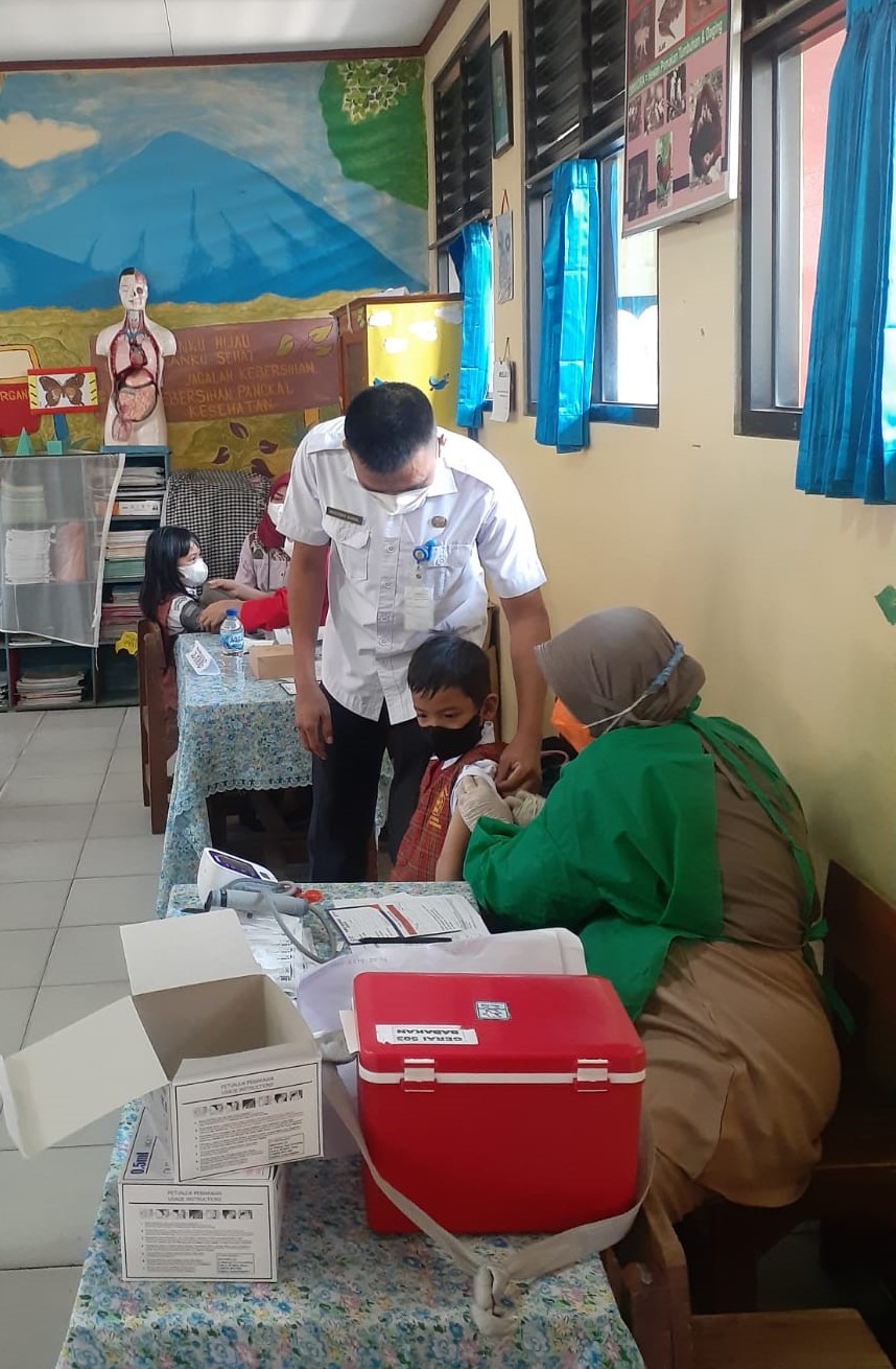 Vaksinasi Usia 6 s/d 11 Tahun oleh POLRI di SDN Sudimara Timur, SDN Sudimara Timur 4 & 5 Kelurahan Sudimara Jaya