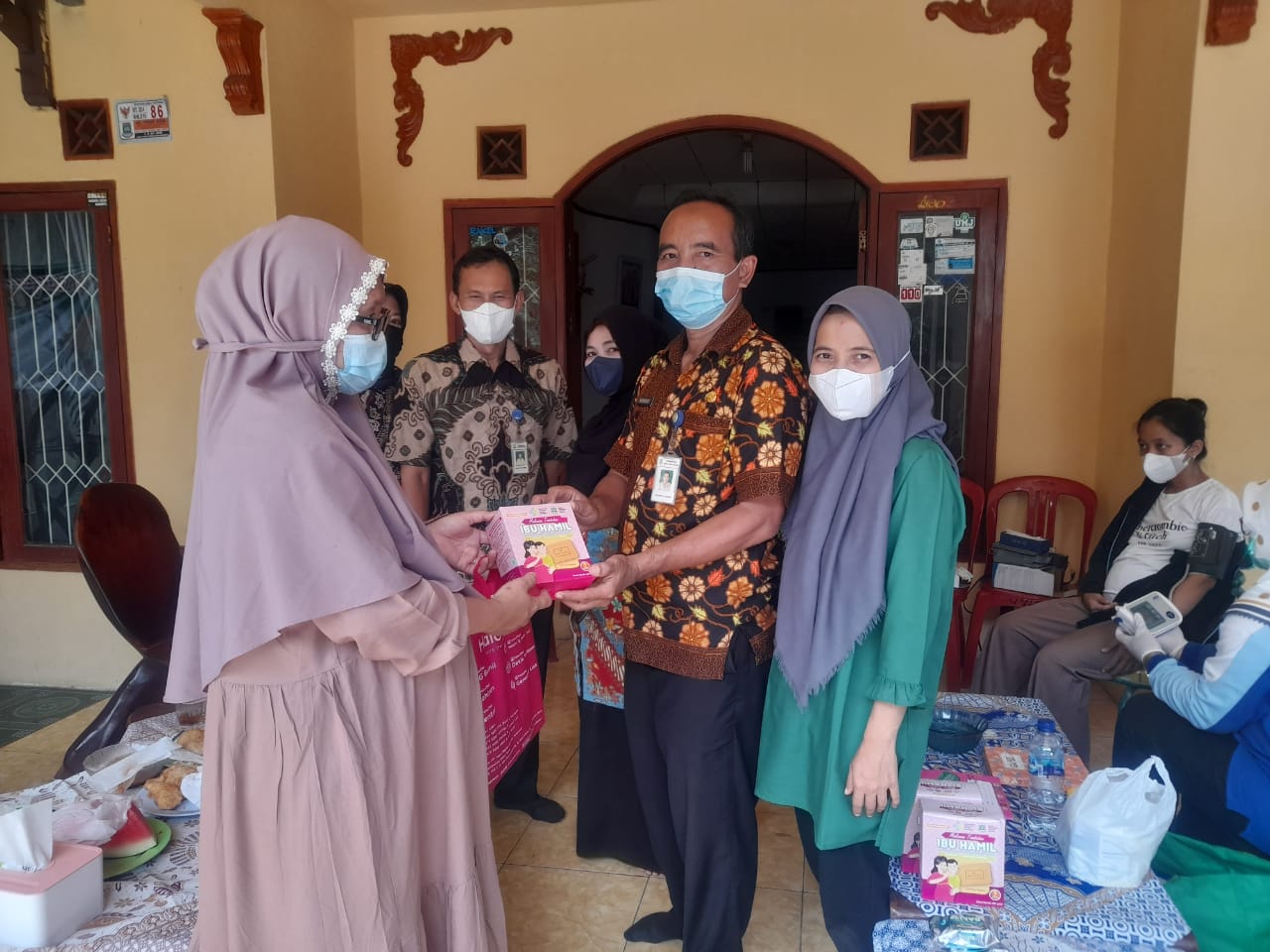 Penyerahan Bantuan kepada Ibu Hamil di Posyandu Apel RW 10 Kelurahan Parung Serab