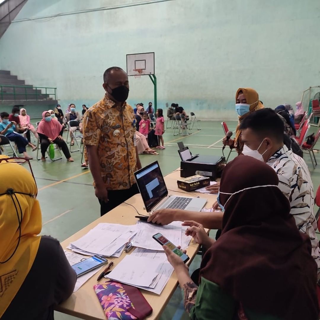 Vaksinasi Anak Usia 12 Tahun ke Atas & Masyarakat Umum Bagi Warga Kelurahan Sudimara Jaya di GOR Ciledug
