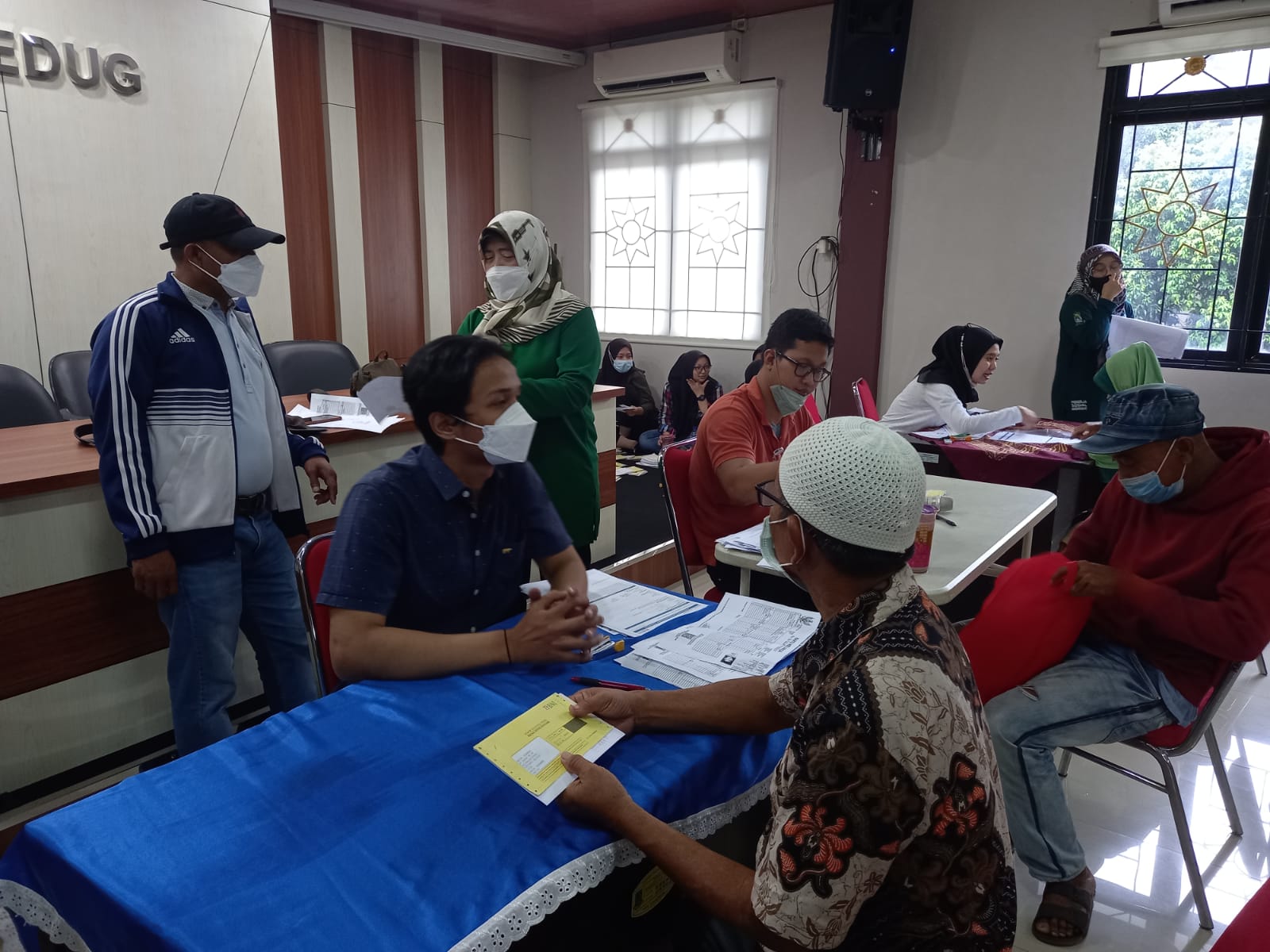 Monitoring Pelaksanaan Penyaluran Kartu KKS (Kartu Keluarga Sejahtera) yang diberikan oleh Kementerian Sosial RI di Aula Kecamatan Ciledug