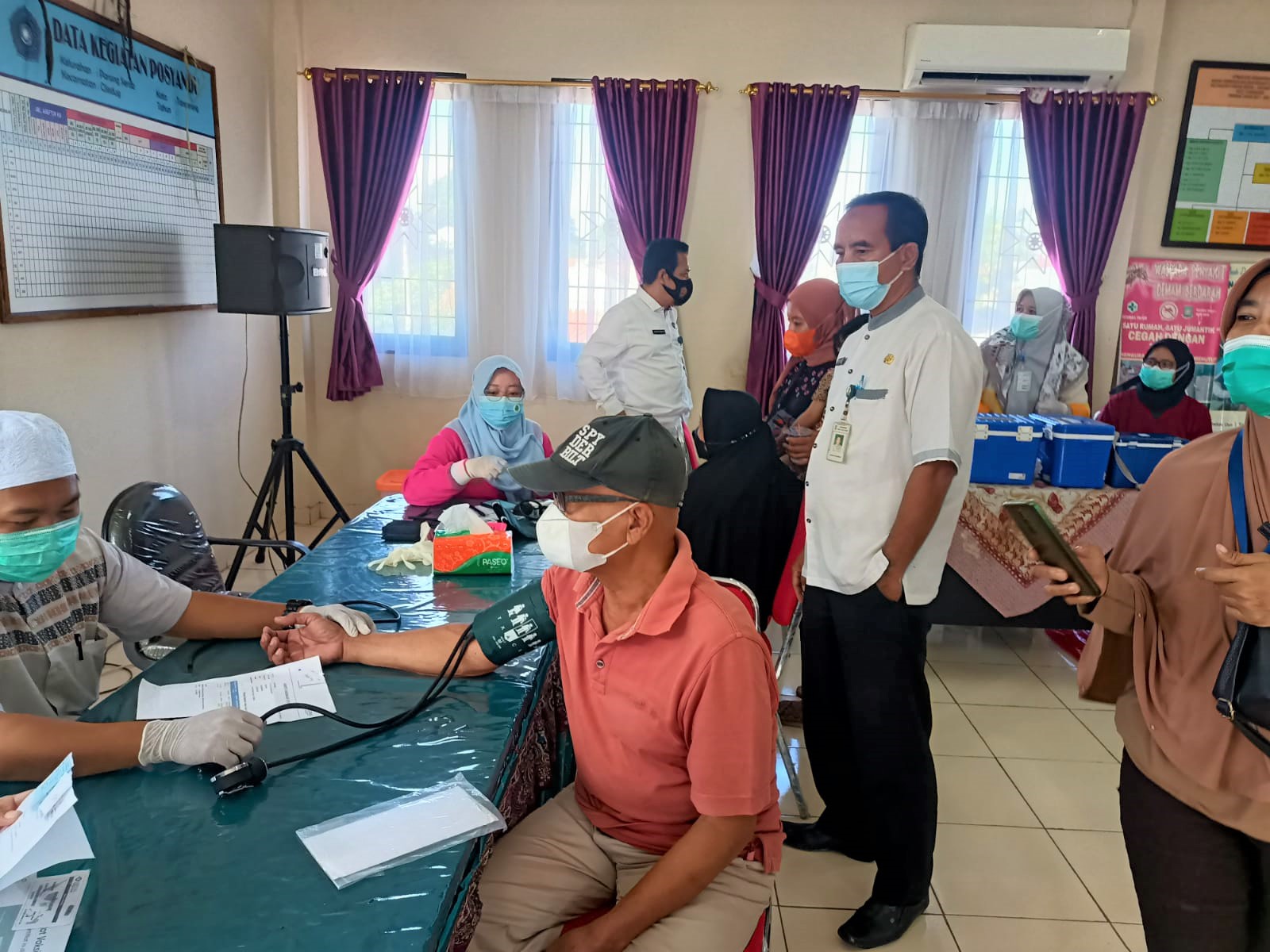 Vaksinasi Dosis 1 dan 2 Pfizer di Aula Kelurahan Parung Serab