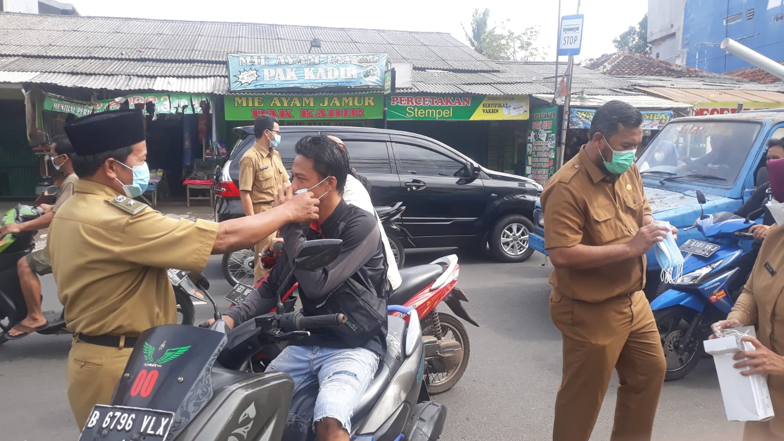 Kegiatan OAB dalam Rangka Penerapan PPKM bersama Binwil Inspektorat Kota Tangerang di Jl. Wahidin Sudiro Husodo Kelurahan Paninggilan