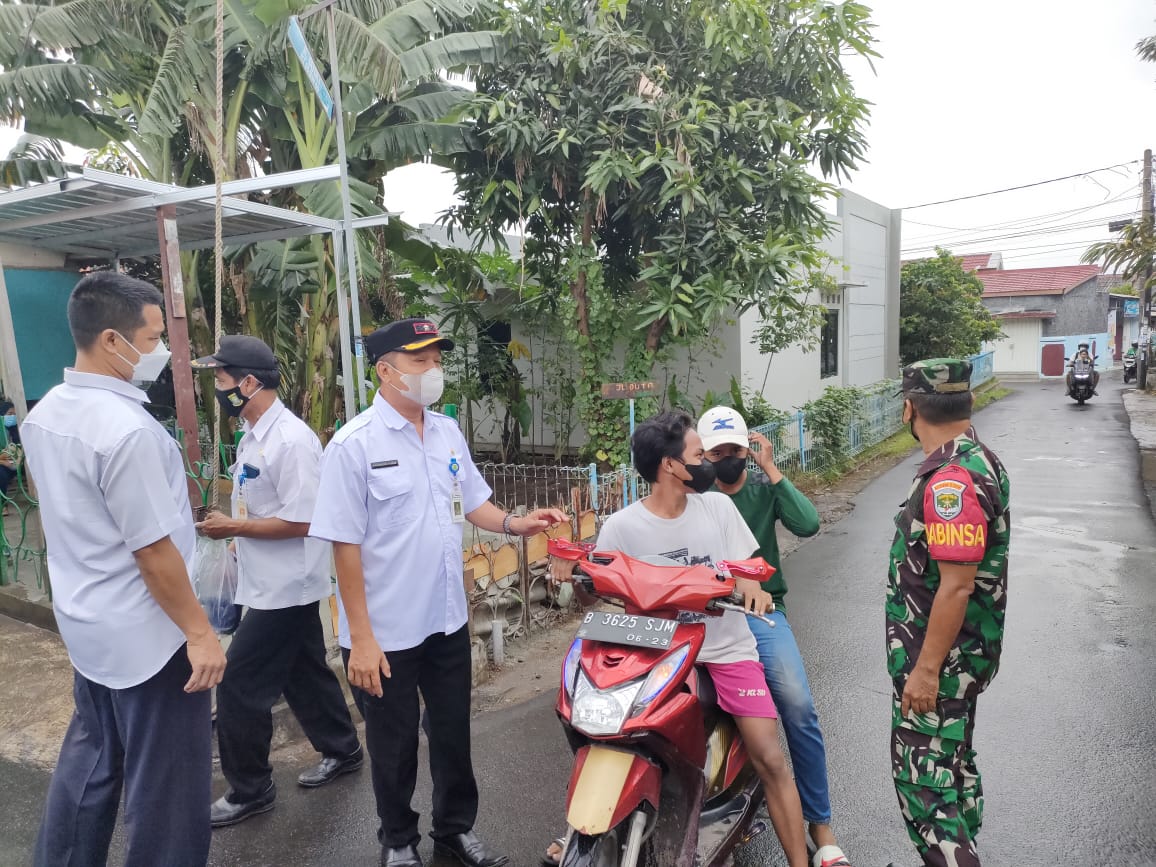 Kegiatan OAB dalam Rangka Penerapan PPKM bersama Binwil DLH Kota Tangerang di Jl. Masjid RW 08 Kelurahan Sudimara Timur