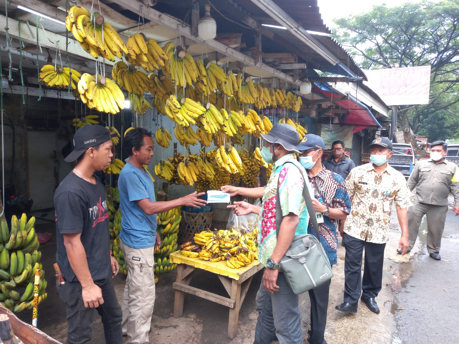 Kegiatan OAB dan Wawaran Penerapan Prokes di Pasar Lembang