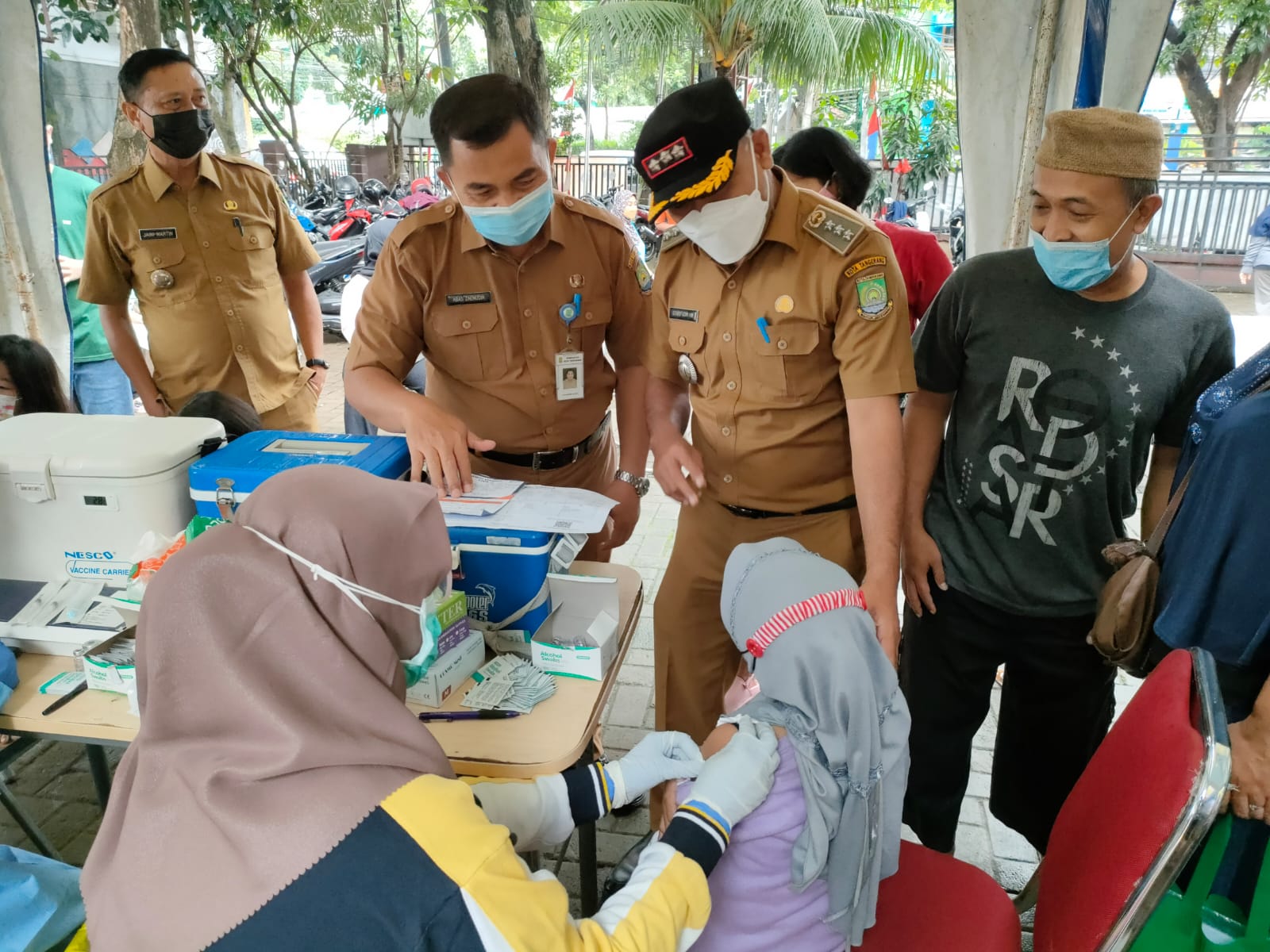 Monitoring Vaksinasi bagi Masyarakat Umum di Halaman Kantor Kelurahan Sudimara Barat