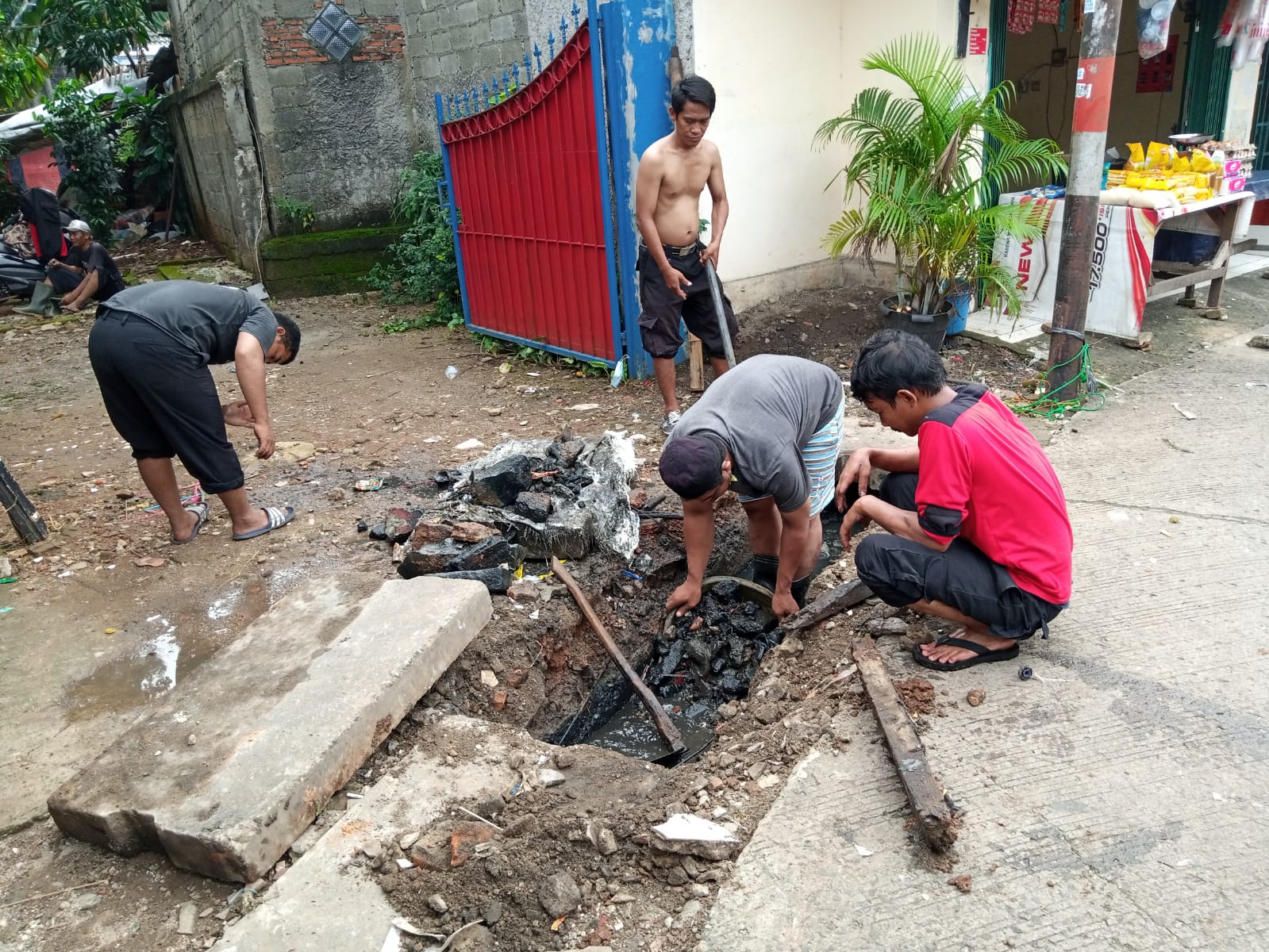Pembersihan Drainase oleh Satgas Kecamatan di Wilayah RW 01 Kel Paninggilan