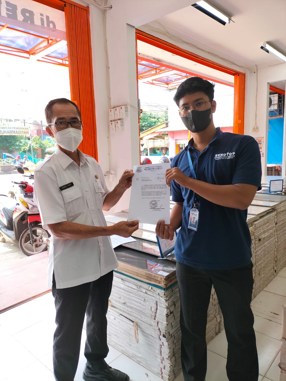 Penyampaian Himbauan Pemasangan Umbul Umbul kepada Pelaku Usaha di Wilayah Kelurahan Sudimara Barat dalam Rangka HUT Kota Tangerang