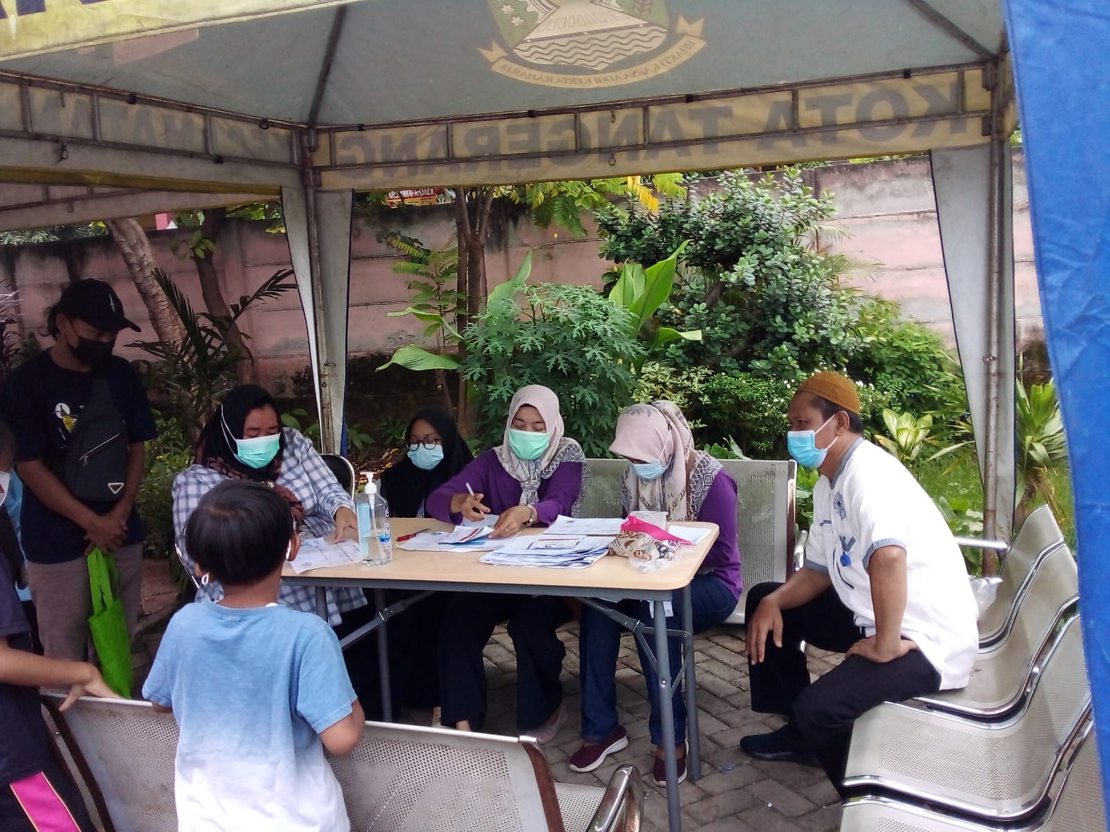 Monitoring Vaksinasi Dosis 1 & 2 dan Booster di Halaman Kantor Sudimara Jaya (Kel)