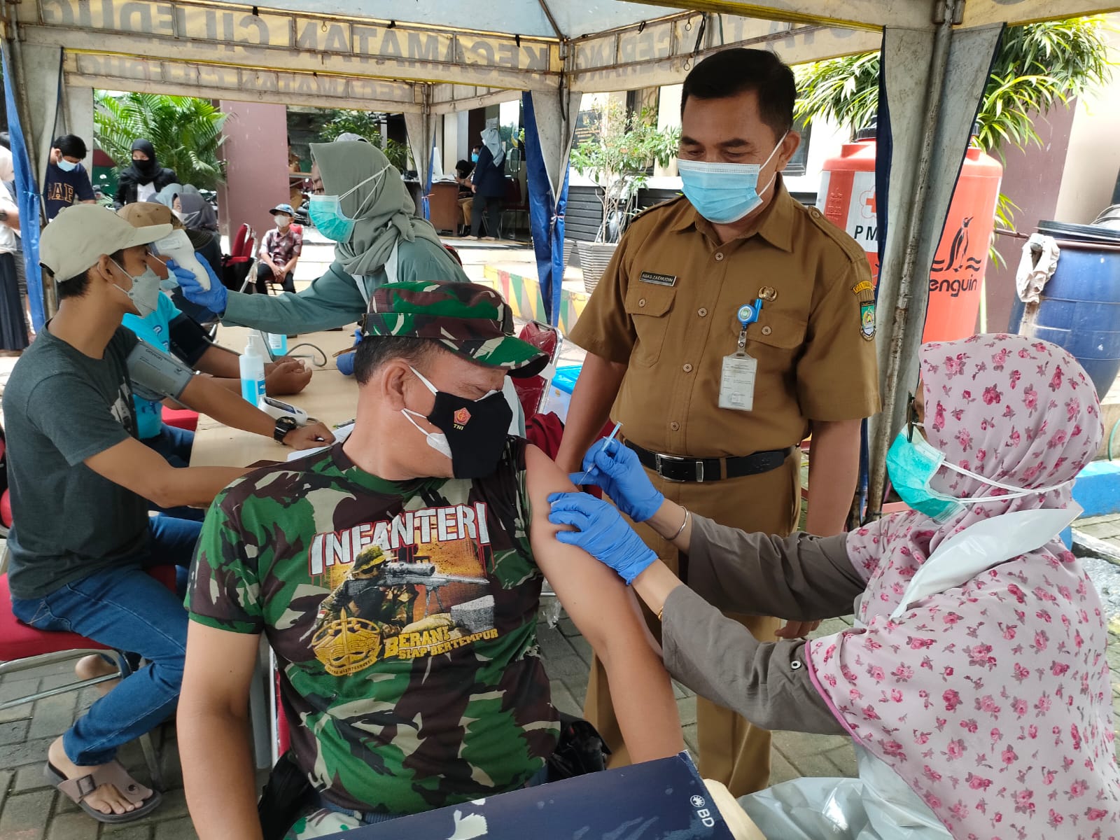 Monitoring Vaksinasi Dosis 1 & 2 dan Booster di Halaman Kantor Kelurahan Sudimara Barat