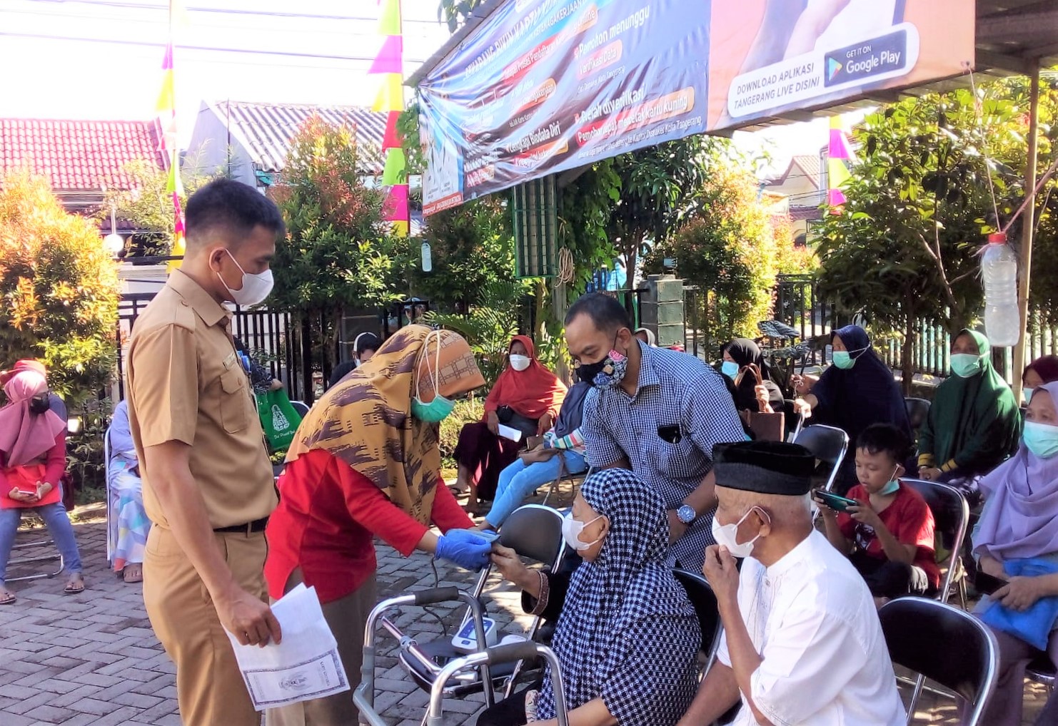 Monitoring Vaksinasi Dosis 1 & 2 dan Booster di Halaman Kantor Kelurahan Sudimara Jaya