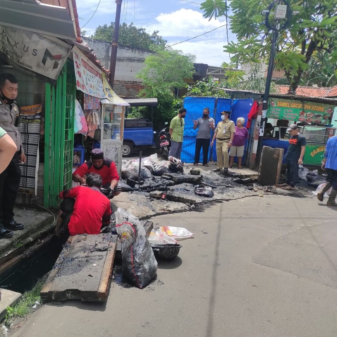 Normalisasi Saluran Drainase di Jl Sektor RW 10 oleh Satgas Kecamatan