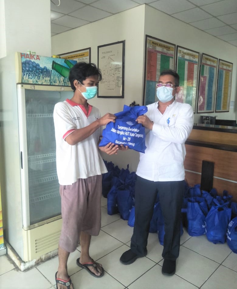 Pendistribusian Bantuan Tangerang Bersedekah bersama Dinas Lingkungan Hidup kepada Warga Kelurahan Sudimara Jaya