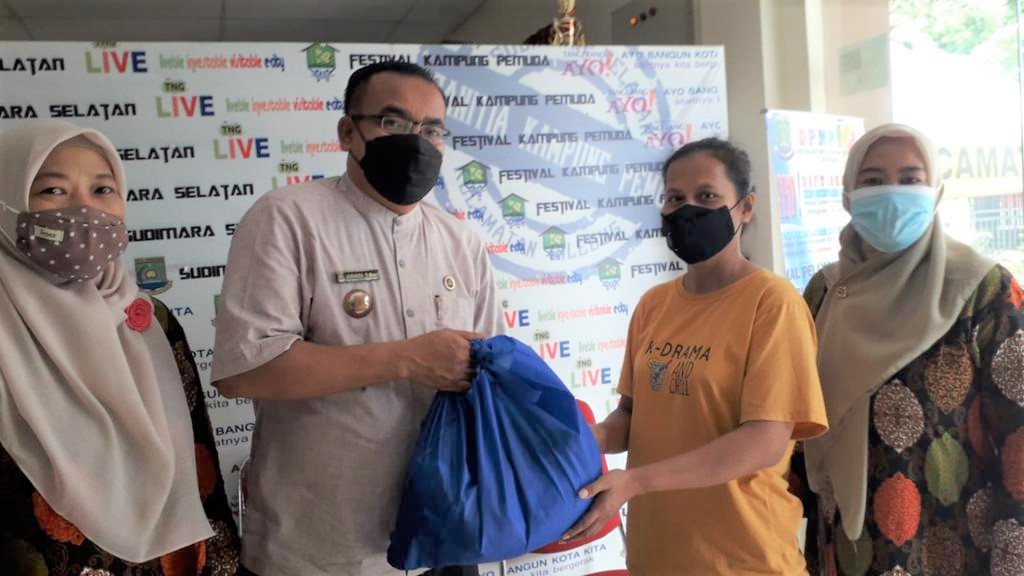 Pendistribusian Bantuan Tangerang Bersedekah bersama Dinas Lingkungan Hidup kepada Warga Kelurahan Sudimara Selatan