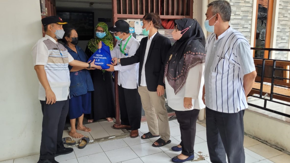 Pendistribusian Bantuan Tangerang Bersedekah bersama Disnaker kepada Warga Kelurahan Paninggilan Utara