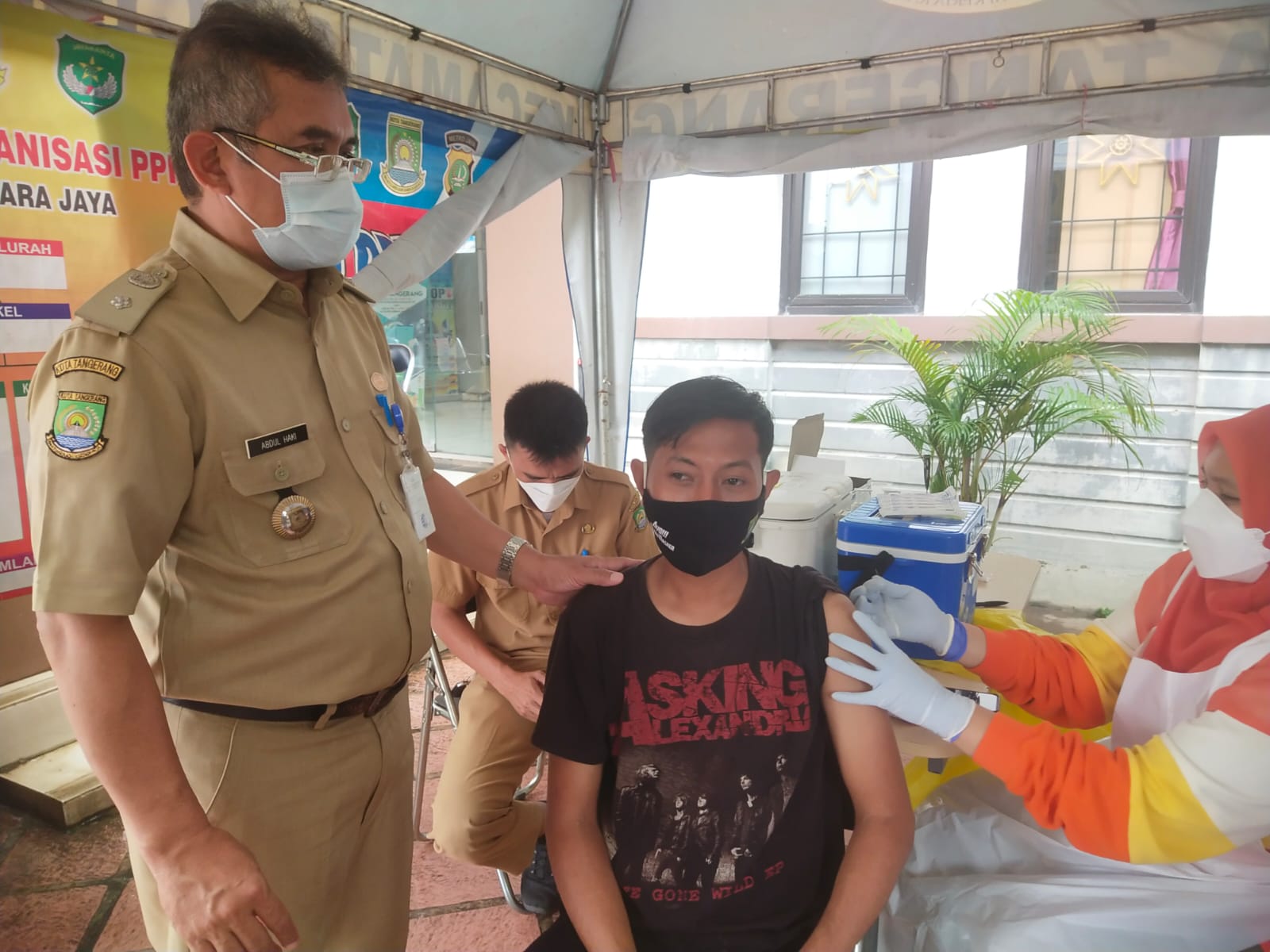 Monitoring Vaksinasi Dosis 1 & 2 dan Booster di Halaman Kantor Kelurahan Sudimara Jaya