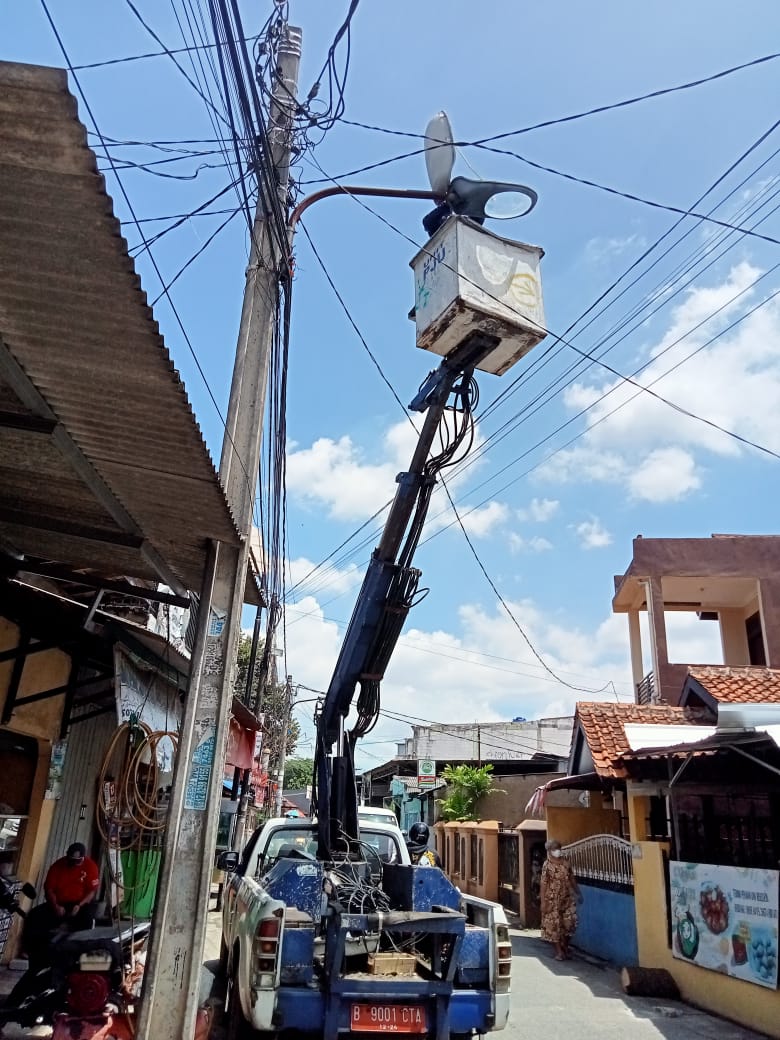 Perbaikan PJU Lampu oleh Petugas Dishub Kota Tangerang di Jl. Sukarela RT 03/05