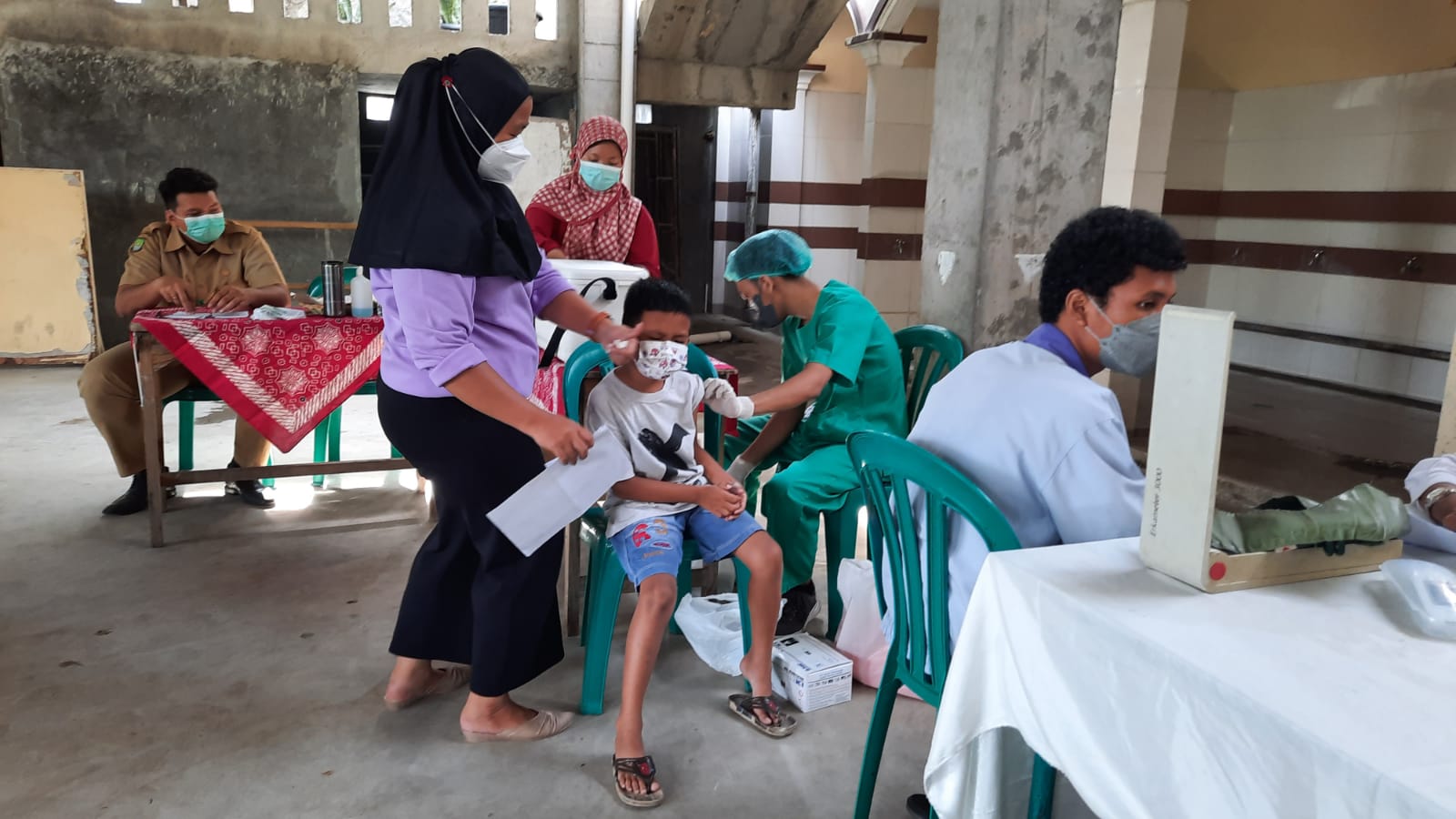 Kegiatan Vaksinasi Dosis 1, 2 dan Booster di Halaman Musolah Nurul Huda RW 05