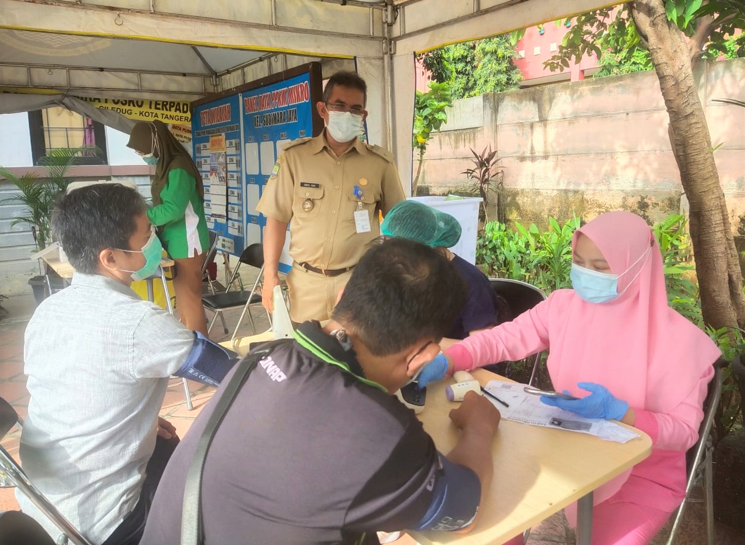 Kegiatan Vaksinasi Dosis 1, 2 dan Booster di Halaman Kantor Kelurahan Sudimara Jaya