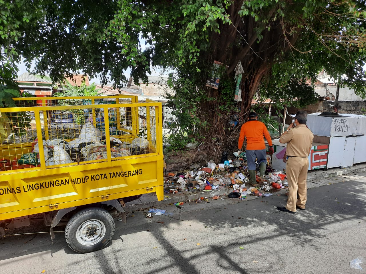 Monitoring kegiatan pengangkutan sampah liar di Jl. Tanah Seratus RT 03/12
