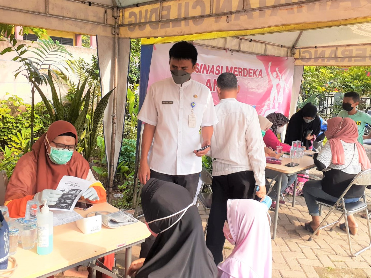 Kegiatan Vaksinasi Dosis 1, 2 dan Booster di Halaman Kantor Kelurahan Sudimara Jaya