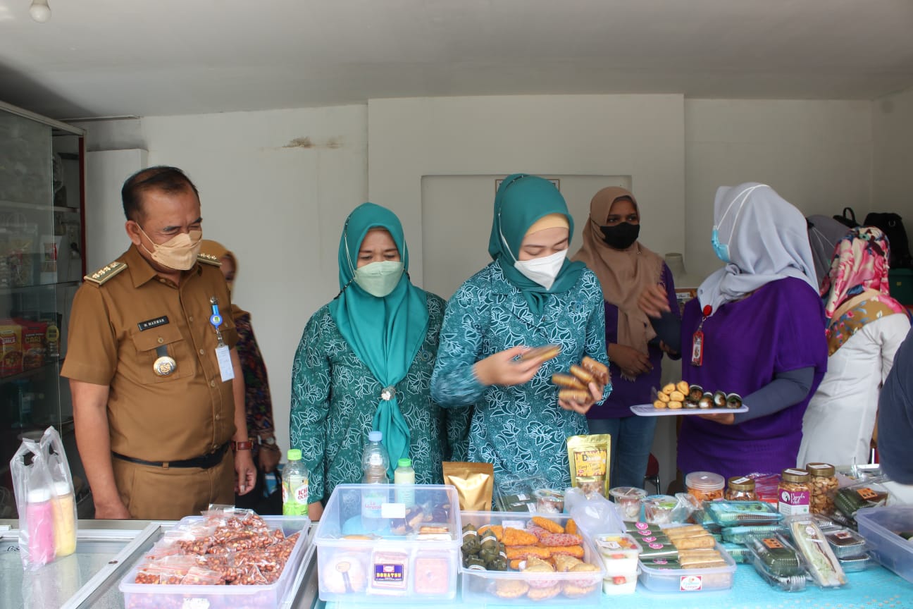 Kunjungan Ketua PKK Kota Tangerang Ibu Aini Suci Wismansyah ke Pojok UMKM Ciledug