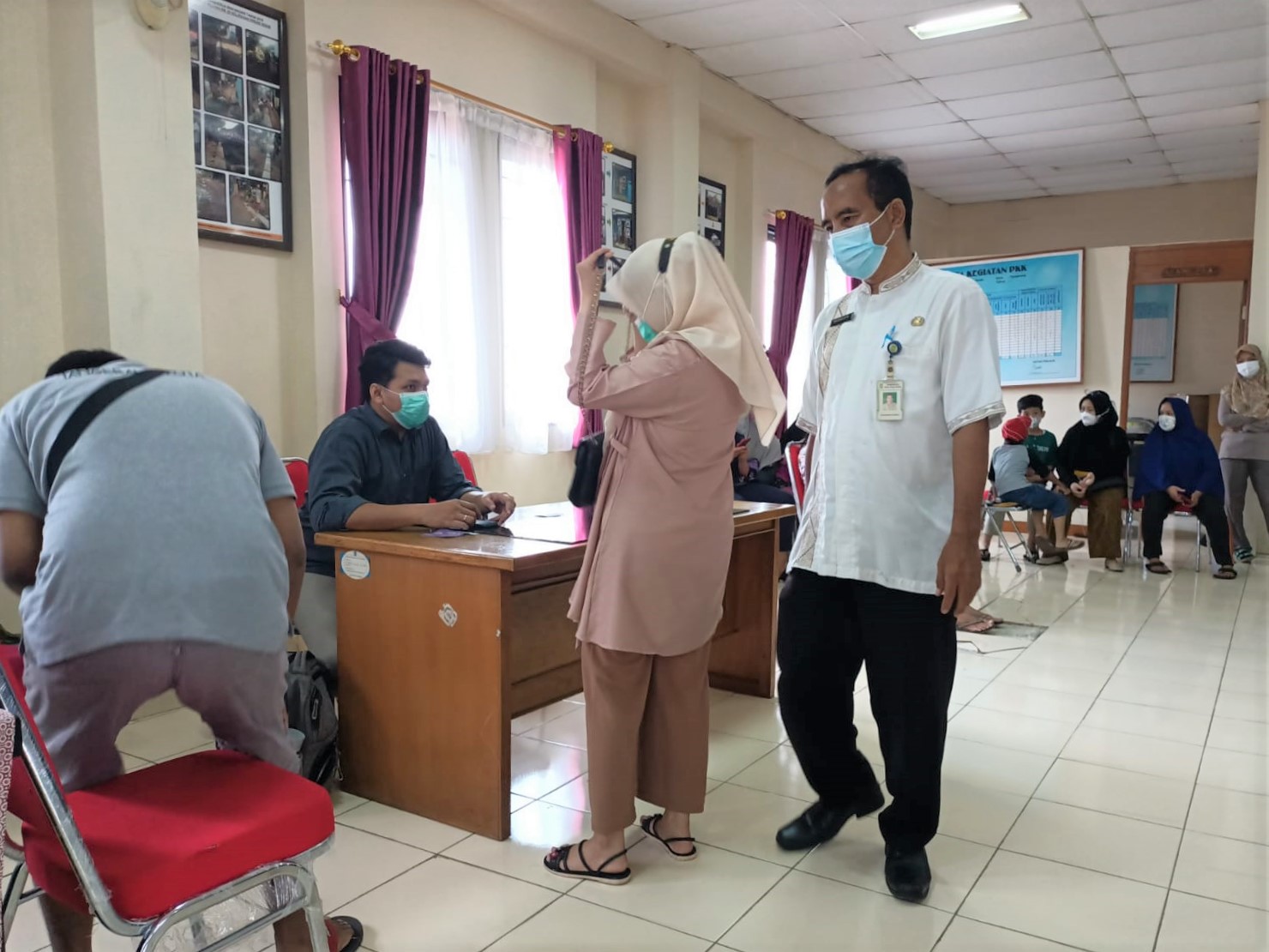 Kegiatan Vaksinasi Dosis 1, 2 dan Booster di Halaman Kantor Kelurahan Parung Serab