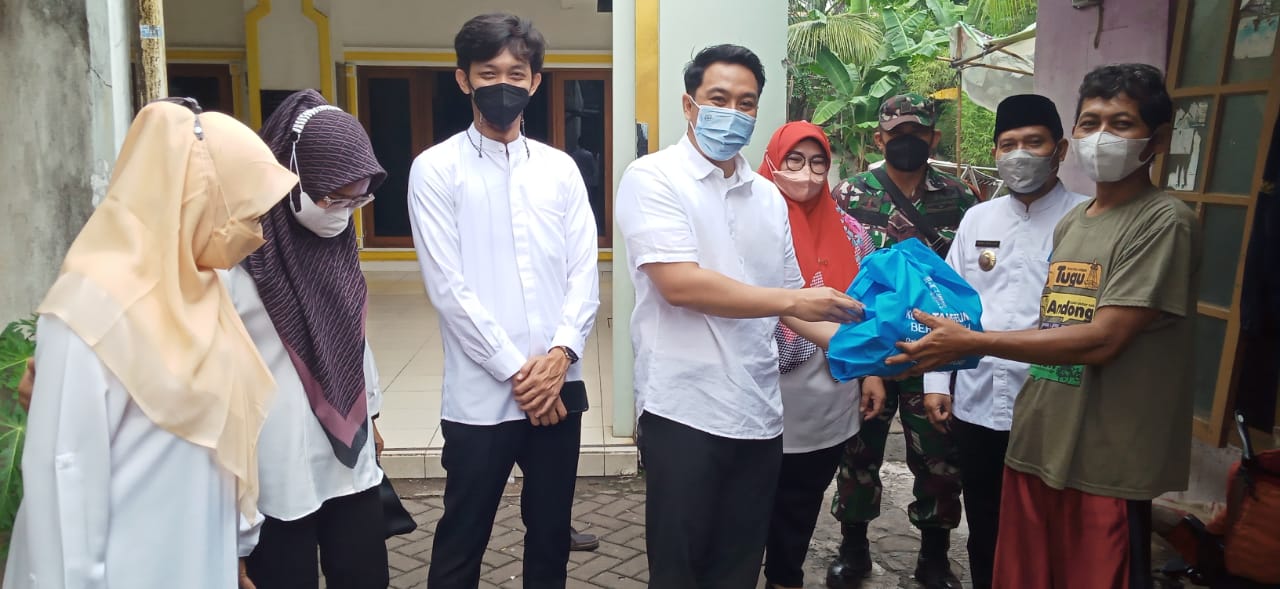 Pendistribusian Paket Sembako Tangerang Bersedekah bagi Warga Kelurahan Paninggilan Utara