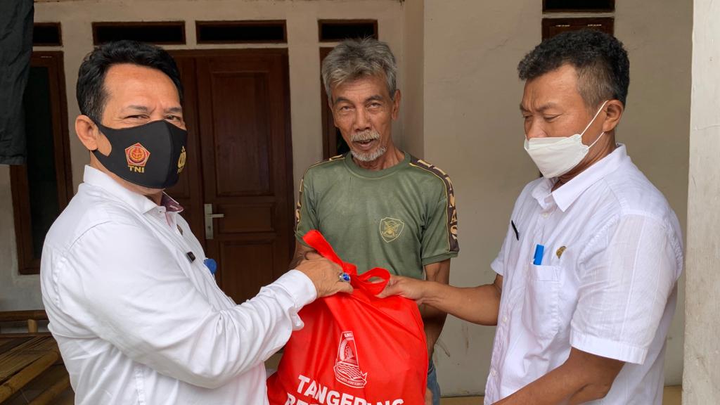 Pendistribusian Paket Sembako Tangerang Bersedekah bagi Warga Kelurahan Parung Serab