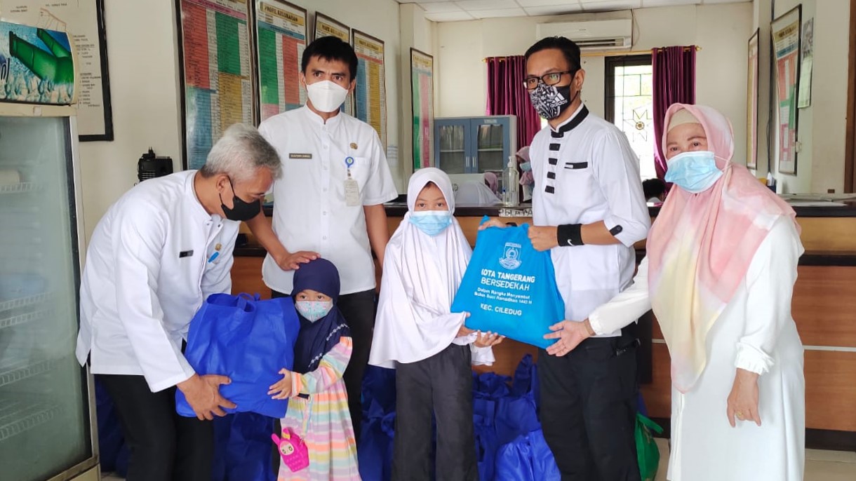 Pendistribusian Paket Sembako Tangerang Bersedekah bagi Warga Kelurahan Sudimara Jaya