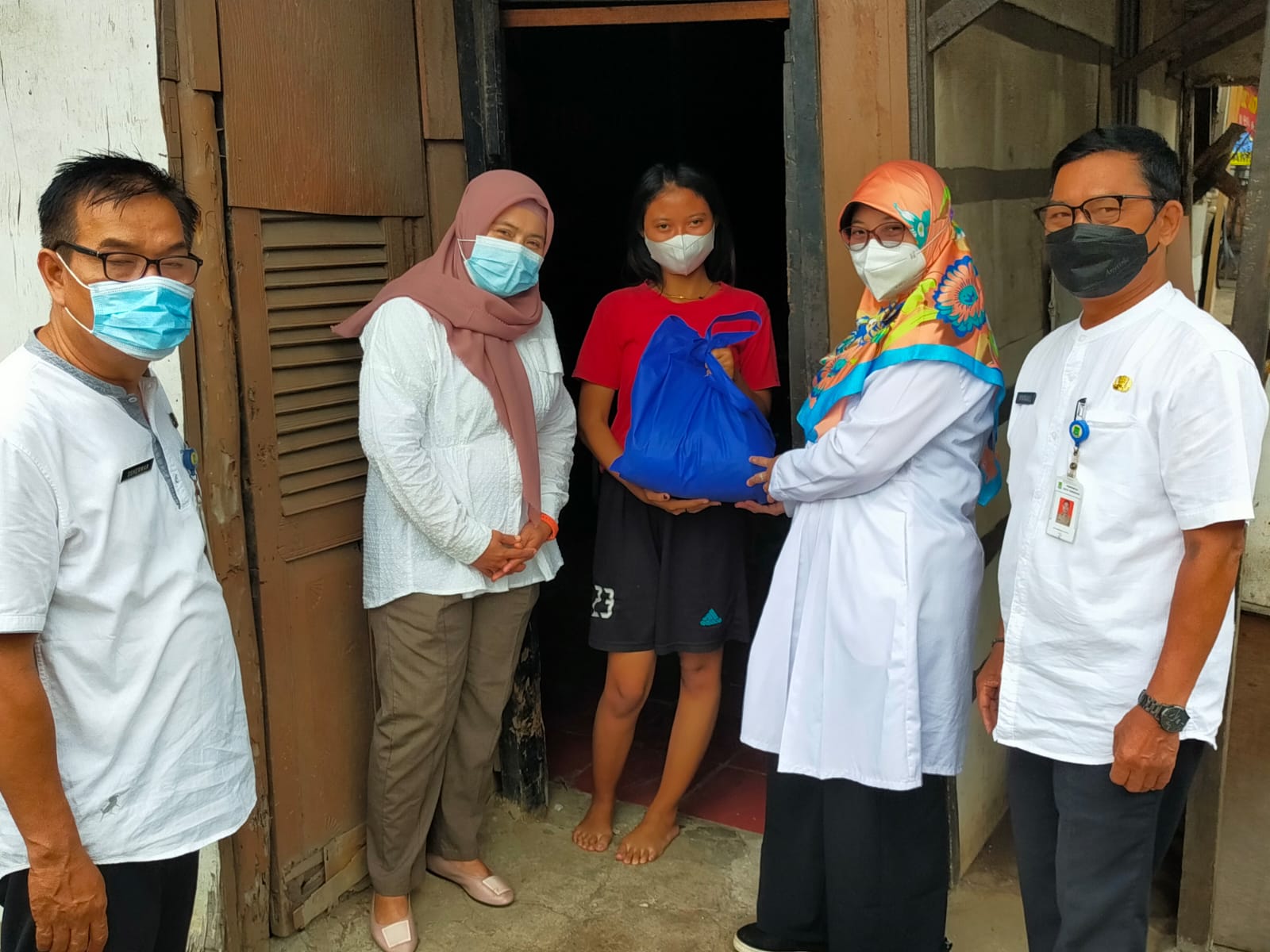 Pendistribusian Paket Sembako Tangerang Bersedekah bagi Warga Kelurahan Sudimara Selatan