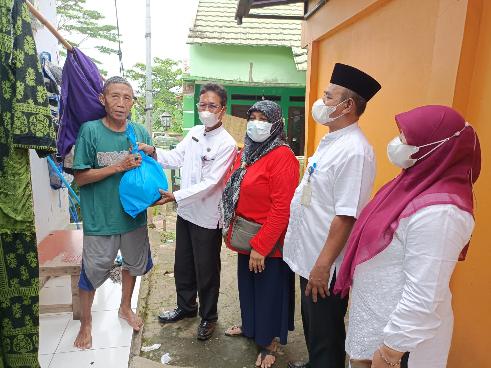 Pendistribusian Paket Sembako Tangerang Bersedekah bagi Warga Kelurahan Tajur