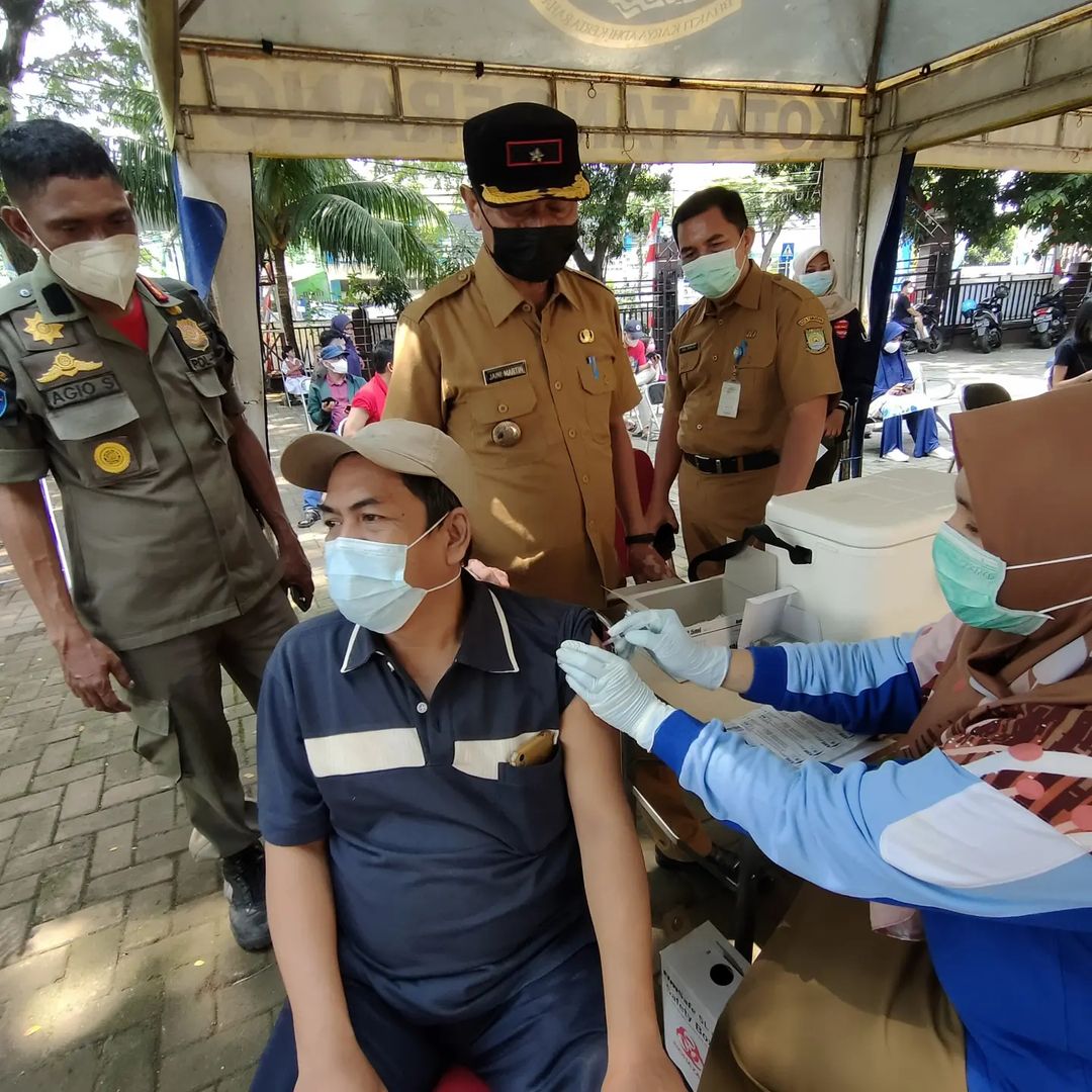 Kegiatan Vaksinasi Dosis 1, 2 dan Booster di Halaman Kantor Kelurahan Sudimara Barat