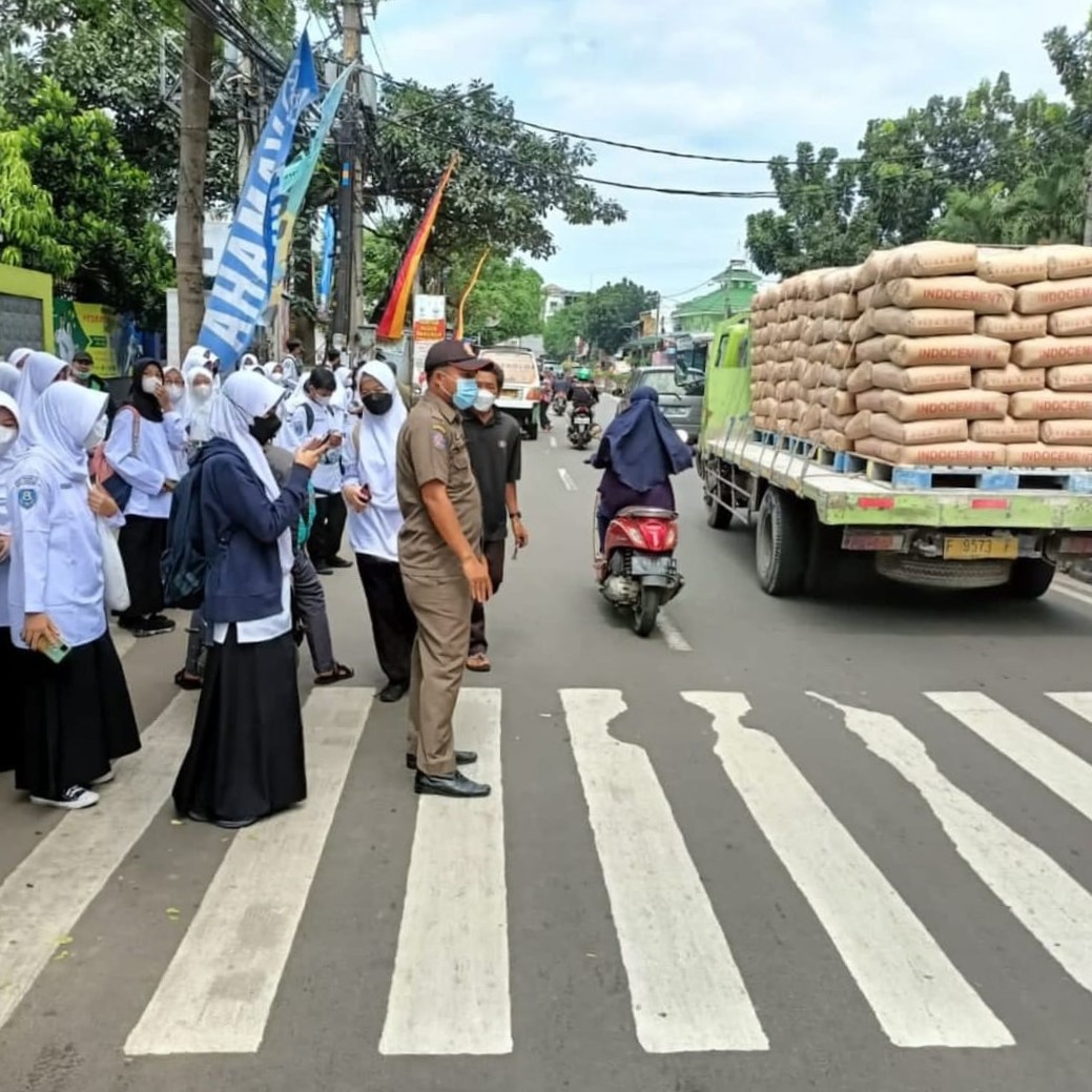 Kegiatan Pengauran Lalu Lintas di Depan SMPN 3 Kota Tangerang oleh Tramtib Kecamatan