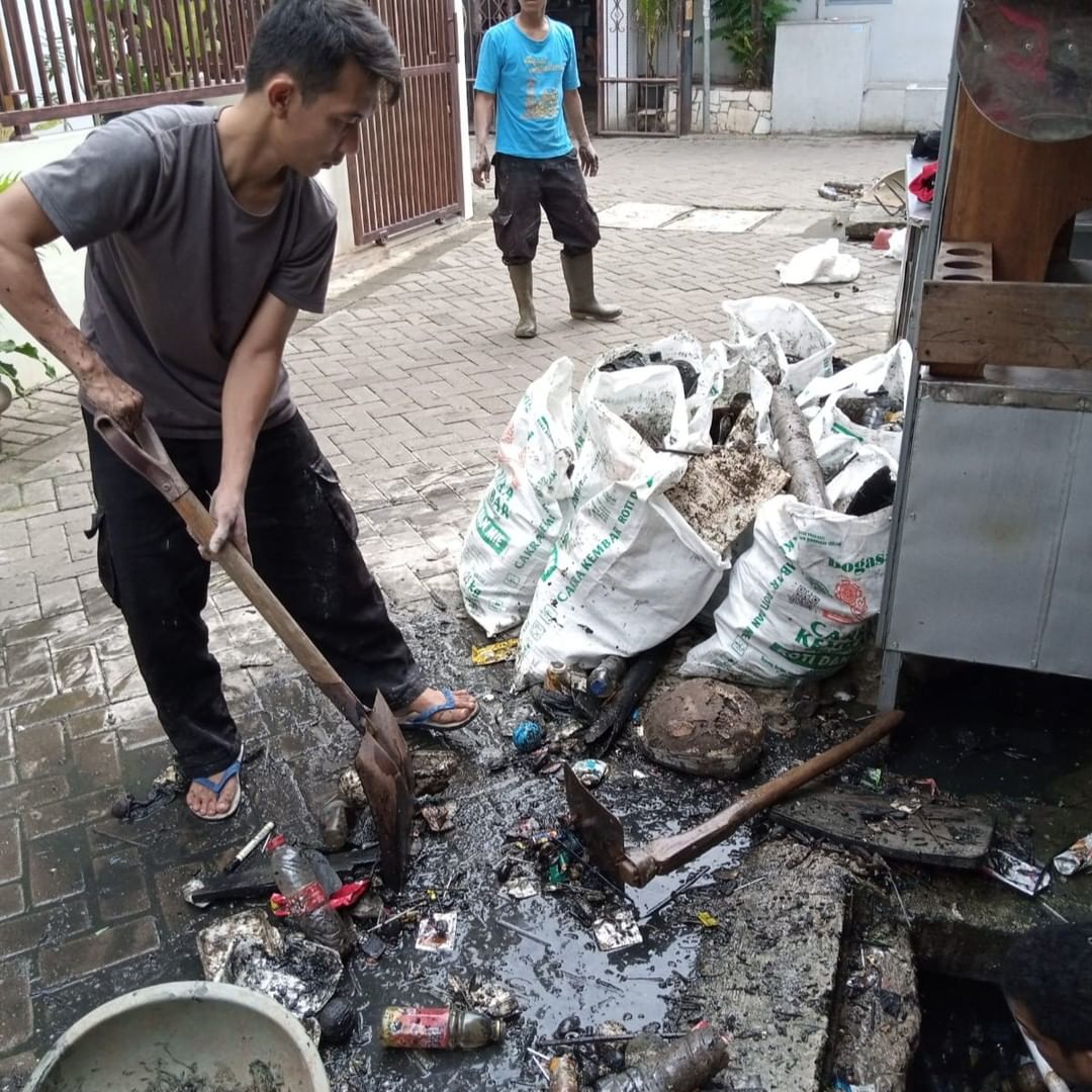 Kegiatan Normalisasi Saluran Drainase di RT 01-04 oleh Satgas Kebersihan Kecamatan