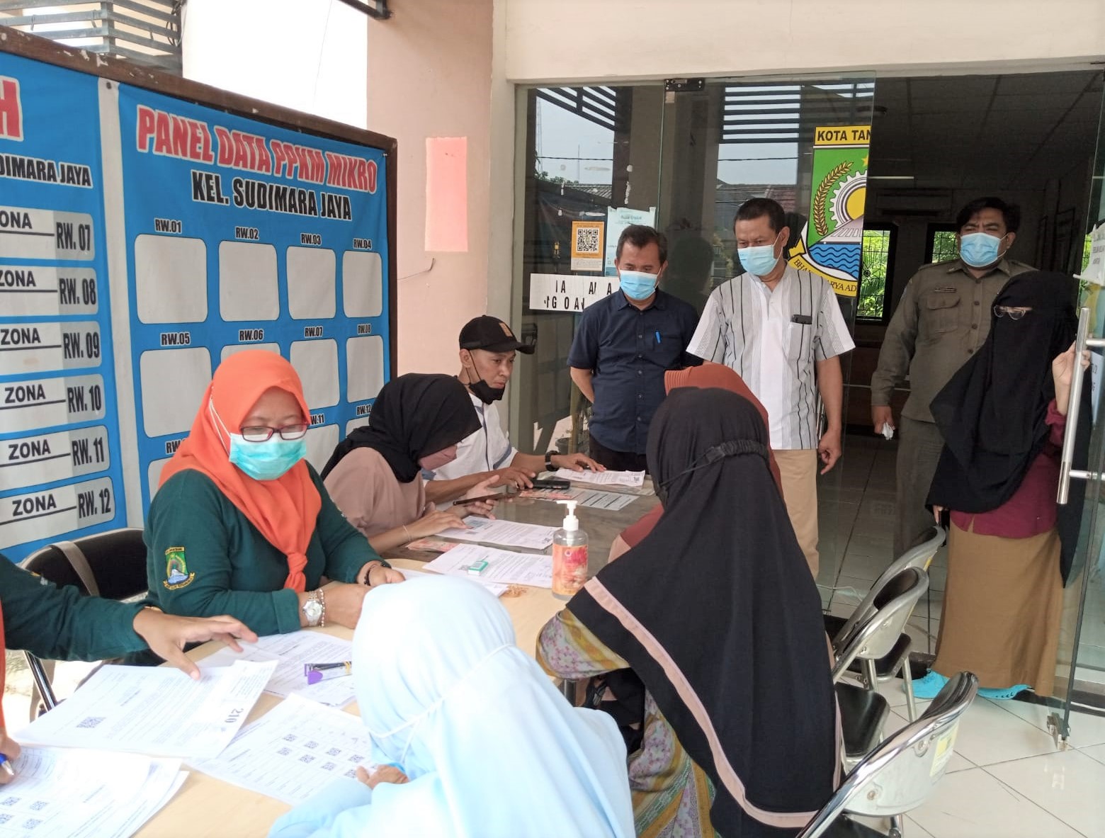 Kegiatan Penyaluran Bantuan Langsung Tunai (BLT) Minyak Goreng di Kantor Kelurahan Sudimara Jaya