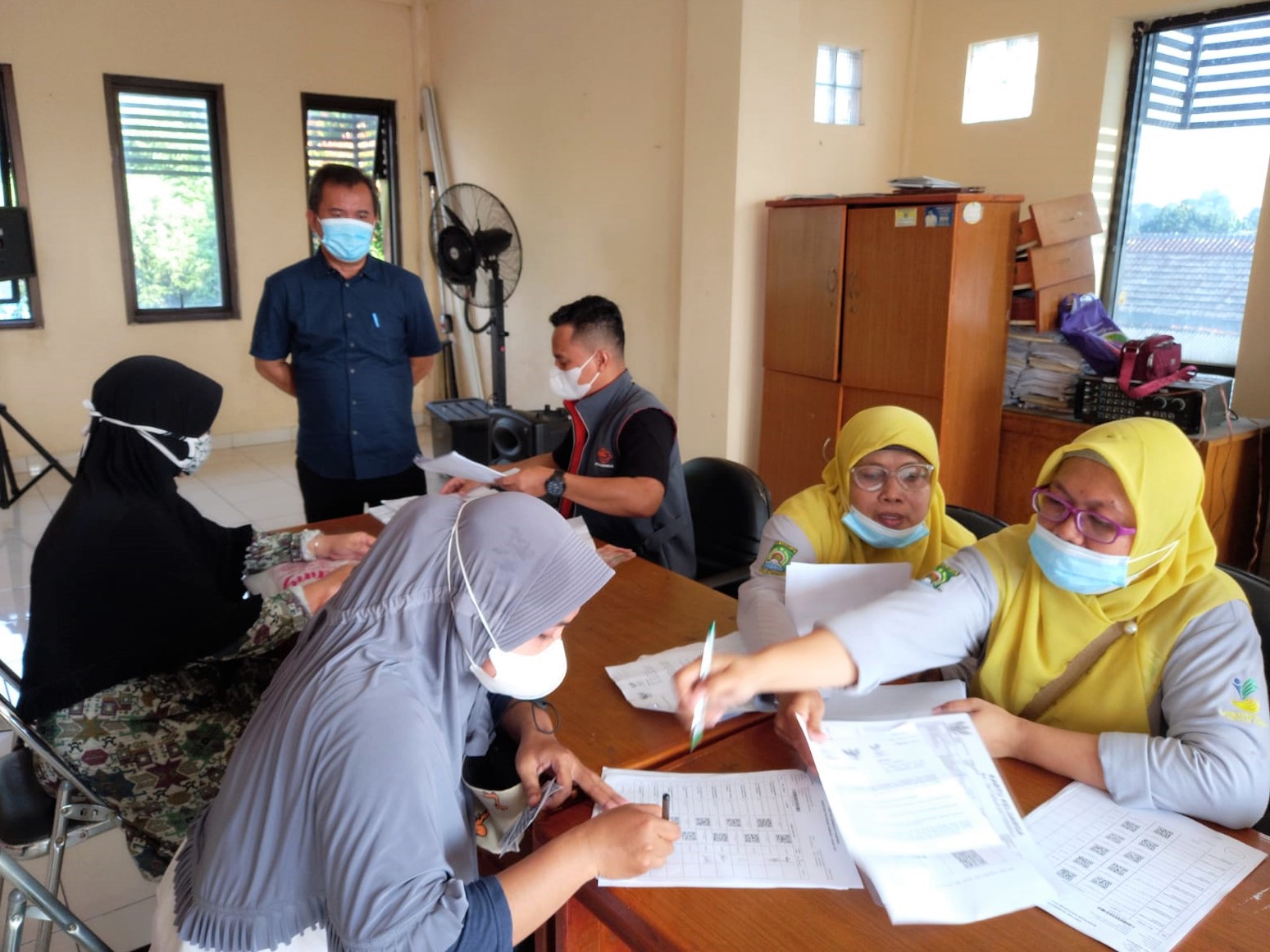 Kegiatan Penyaluran Bantuan Langsung Tunai (BLT) Minyak Goreng di Kantor Kelurahan Tajur