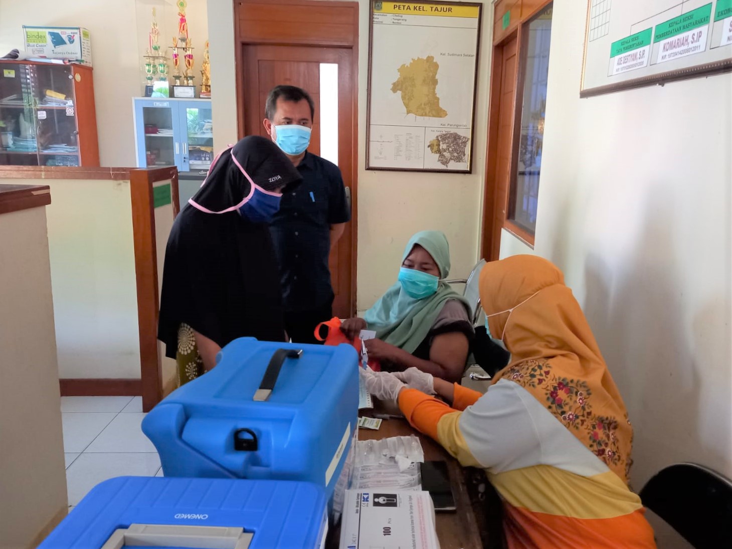 Kegiatan Vaksinasi Dosis 1, 2 dan Booster di Halaman Kantor Kelurahan Tajur