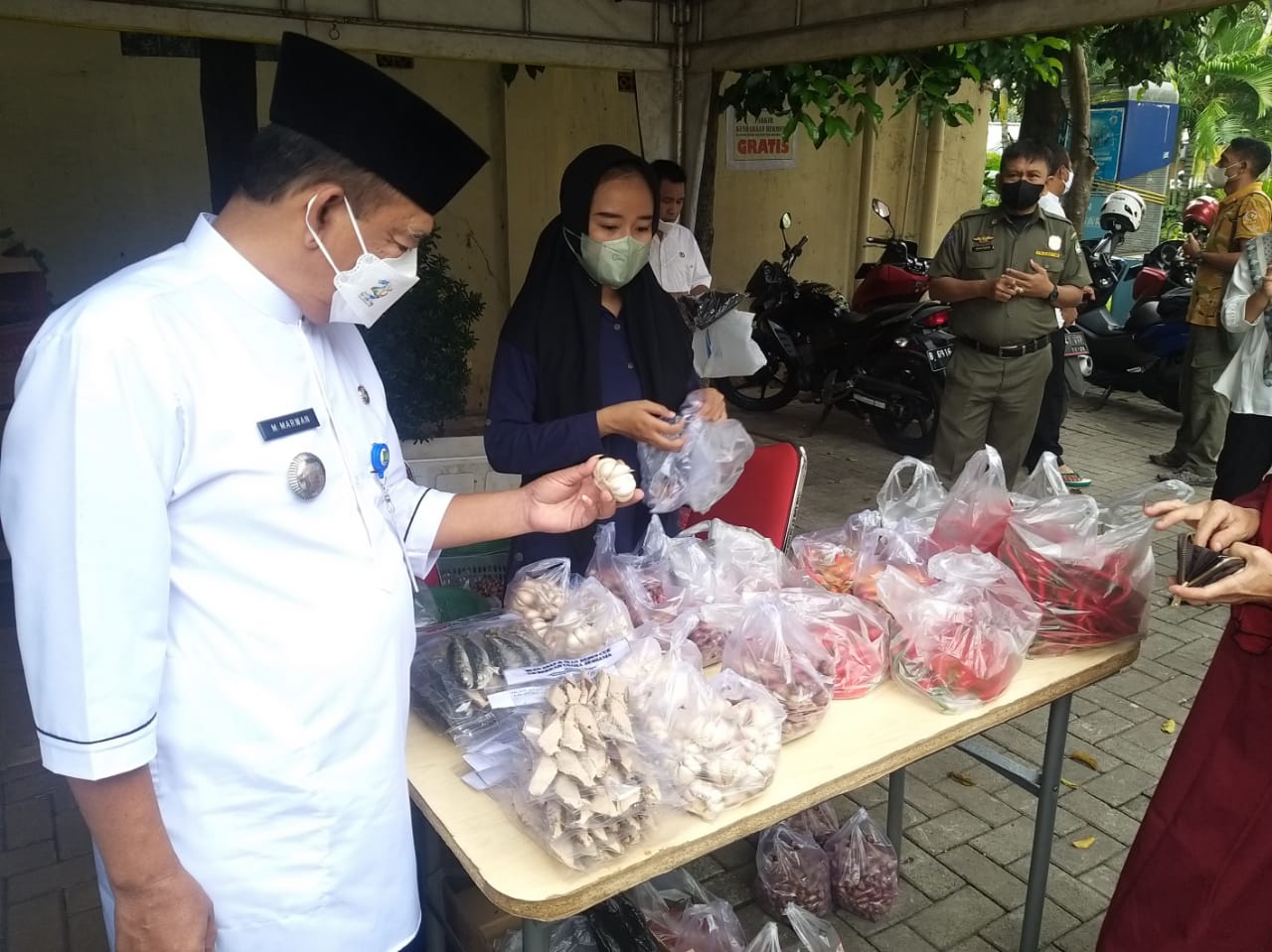 Kegiatan Bazaar Ramadhan 1443 H bersama Dinas Indagkopukm Kota Tangerang di Halaman Kantor Kecamatan