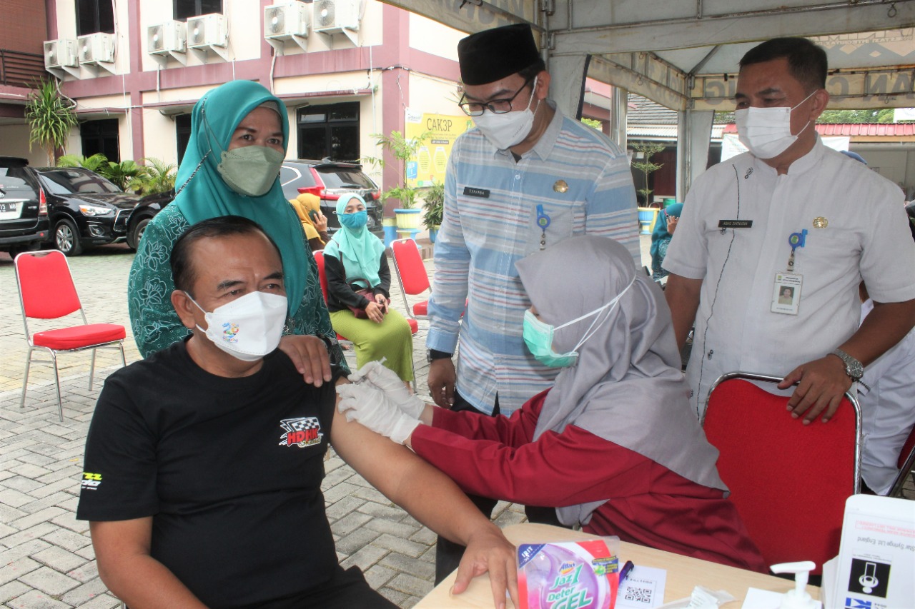 Kegiatan Vaksinasi Dosis 1, 2 dan Booster di Halaman Kantor Kecamatan Ciledug