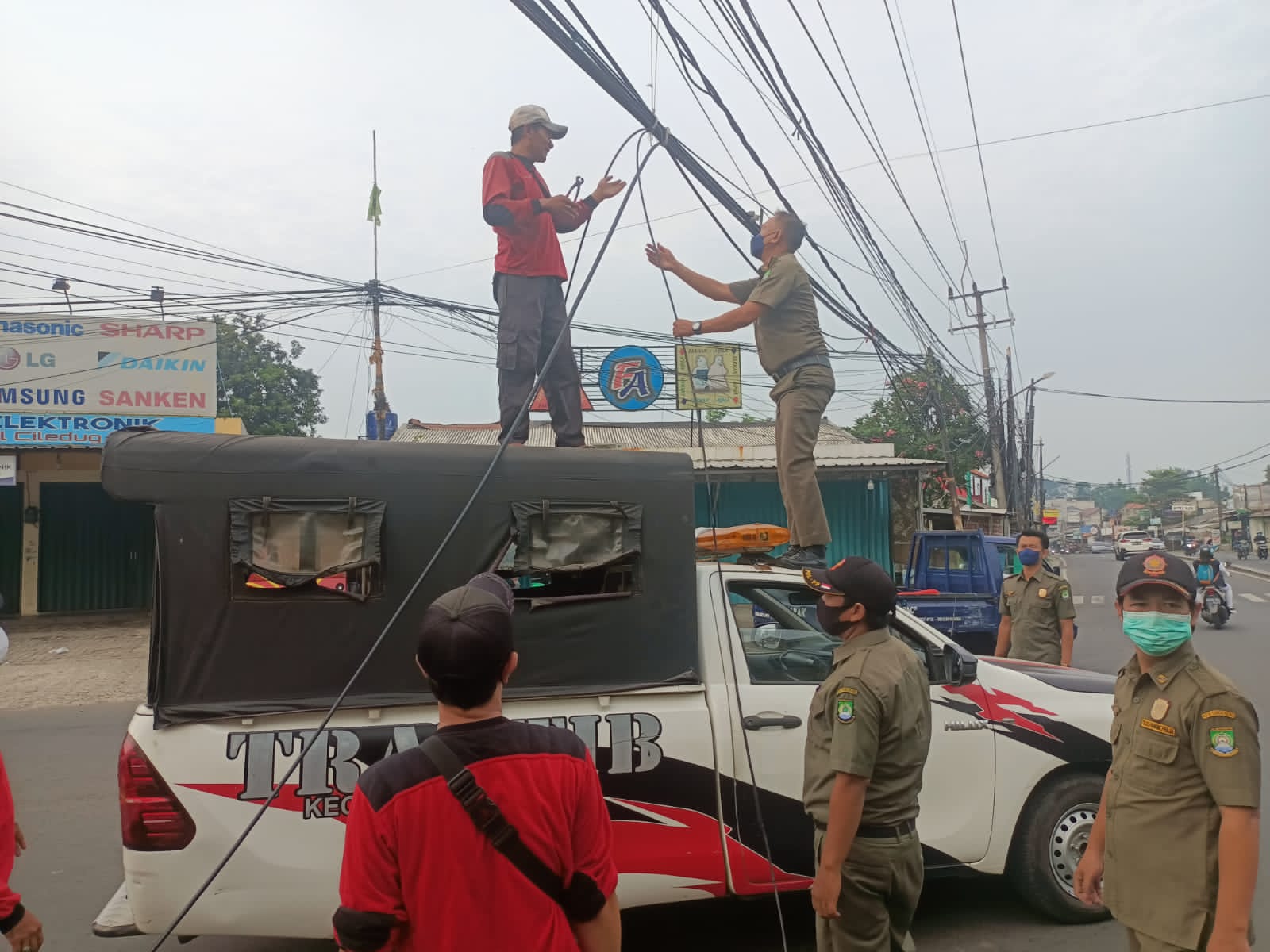 Perapihan Kabel yang Menjuntai di Jalan Portal Kelurahan Paninggilan oleh Satgas dan Tramtib
