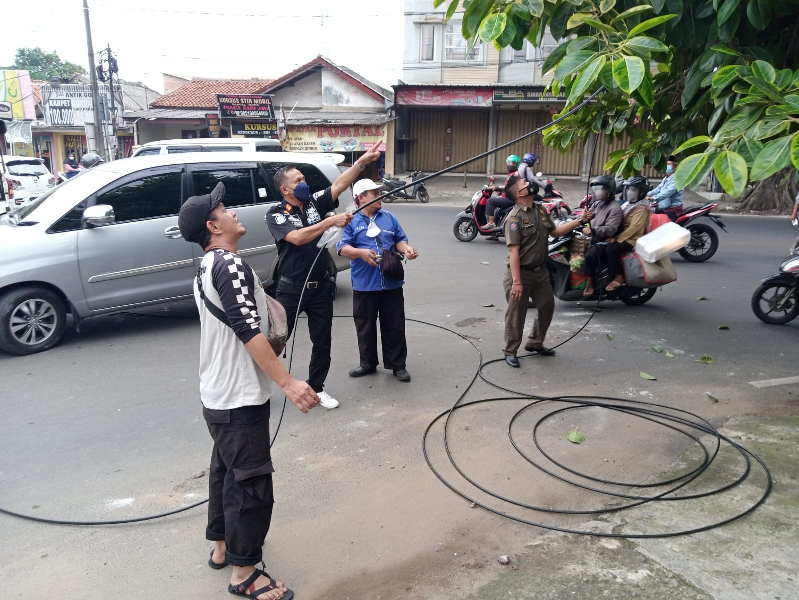 Perapihan Kabel yang Menjuntai di Jalan Portal Kelurahan Paninggilan oleh Satgas dan Tramtib Kecamatan