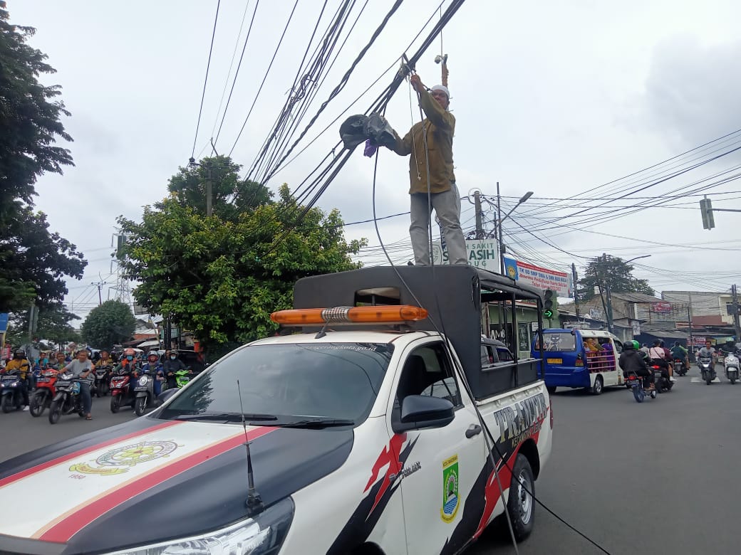 Perbaikan Kabel yang Menjuntai di Jl. Portal Kelurahan Paninggilan