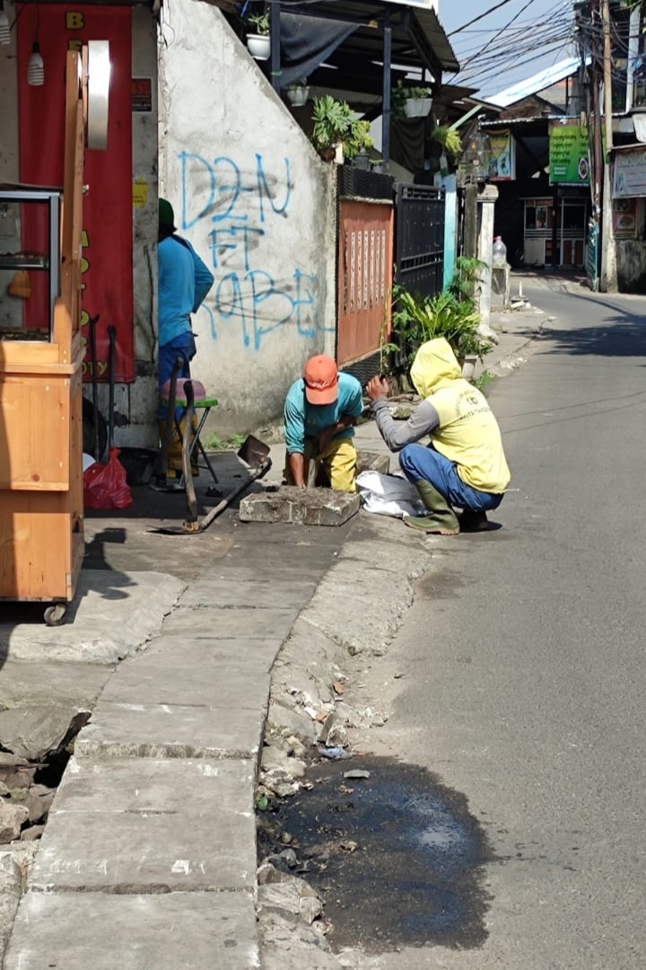 Monitoring Pengerjaan Normalisasi Pengerukan Sendimen Drainase di Jl. Tanah Seratus RT 01 RW 06 Kelurahan Sudimara Jaya