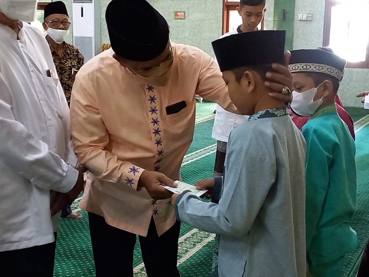 Kegiatan Halal Bihalal dan Santunan Anak Yatim di Masjid Al Hikmah Kelurahan Sudimara Timur