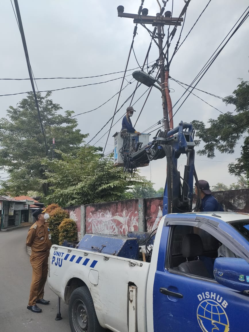 Monitoring Perbaikan Lampu PJU Kampung Terang oleh PJU di Wilayah RW 07 Kelurahan Sudimara Timur