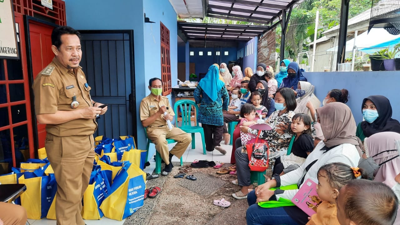 Kegiatan Bantuan Makanan Tambahan Balita oleh DKP dan Dinkes Kota Tangerang di Posyandu Kenanga RW 09 Kelurahan Parung Serab