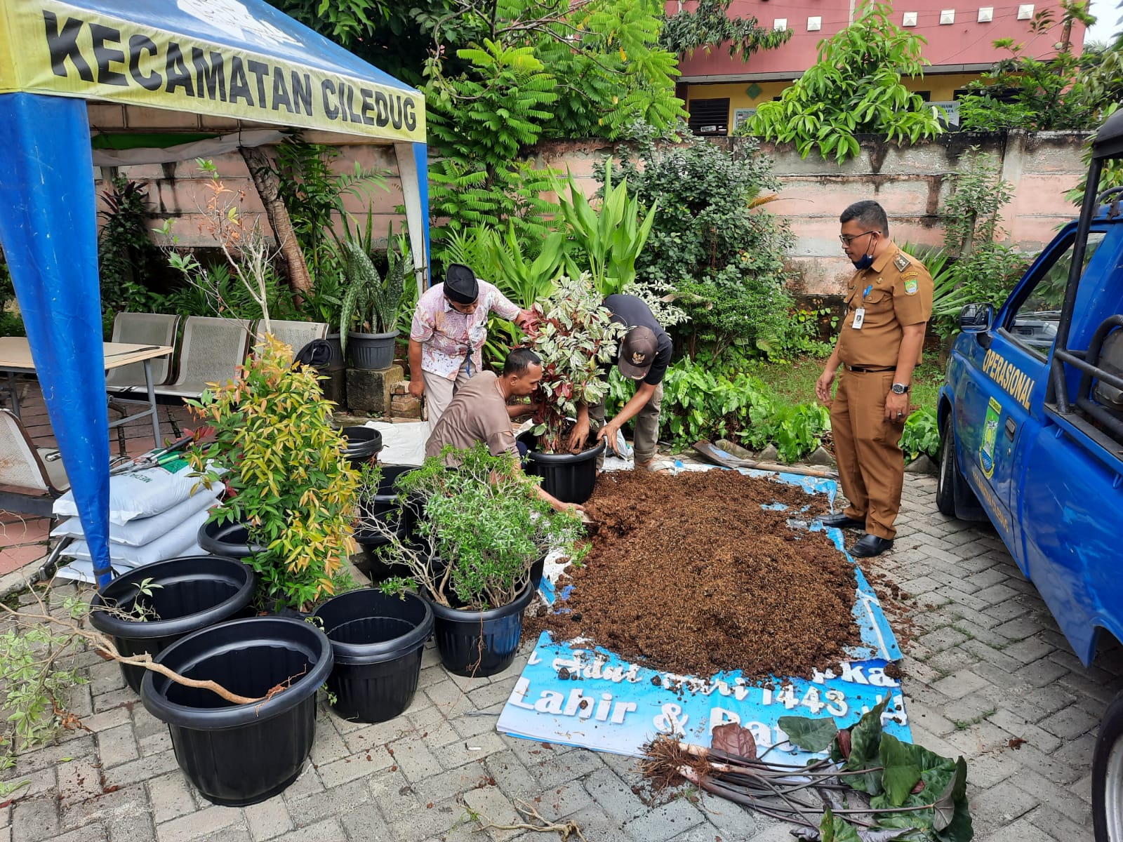 Kegiatan Perapihan Lingkungan Kantor Kelurahan Sudimara Jaya oleh Satgas Kecamatan