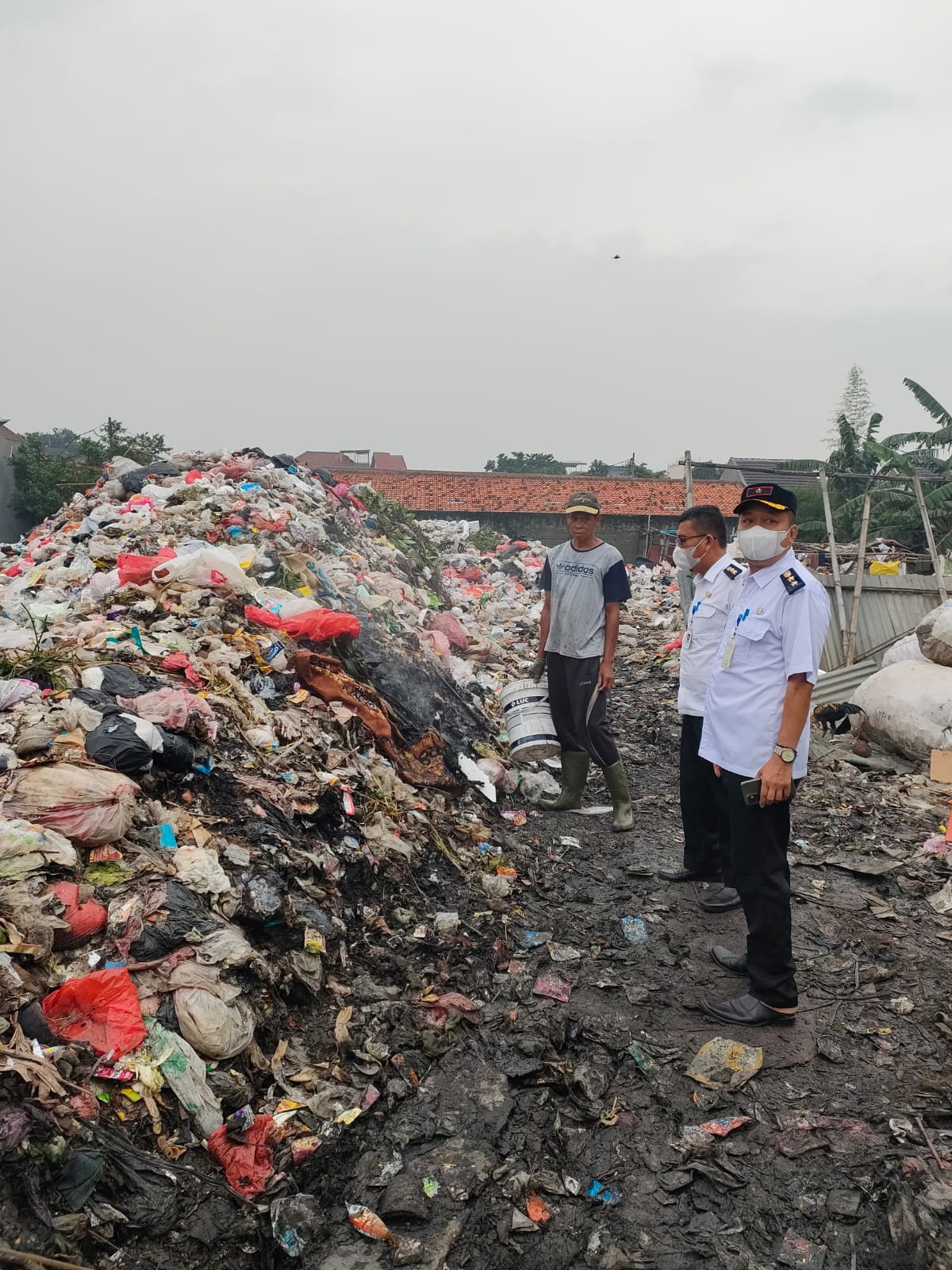 Tindak Lanjut Laporan Warga terkait Pembakaran Sampah Liar di Kelurahan Sudimara Timur